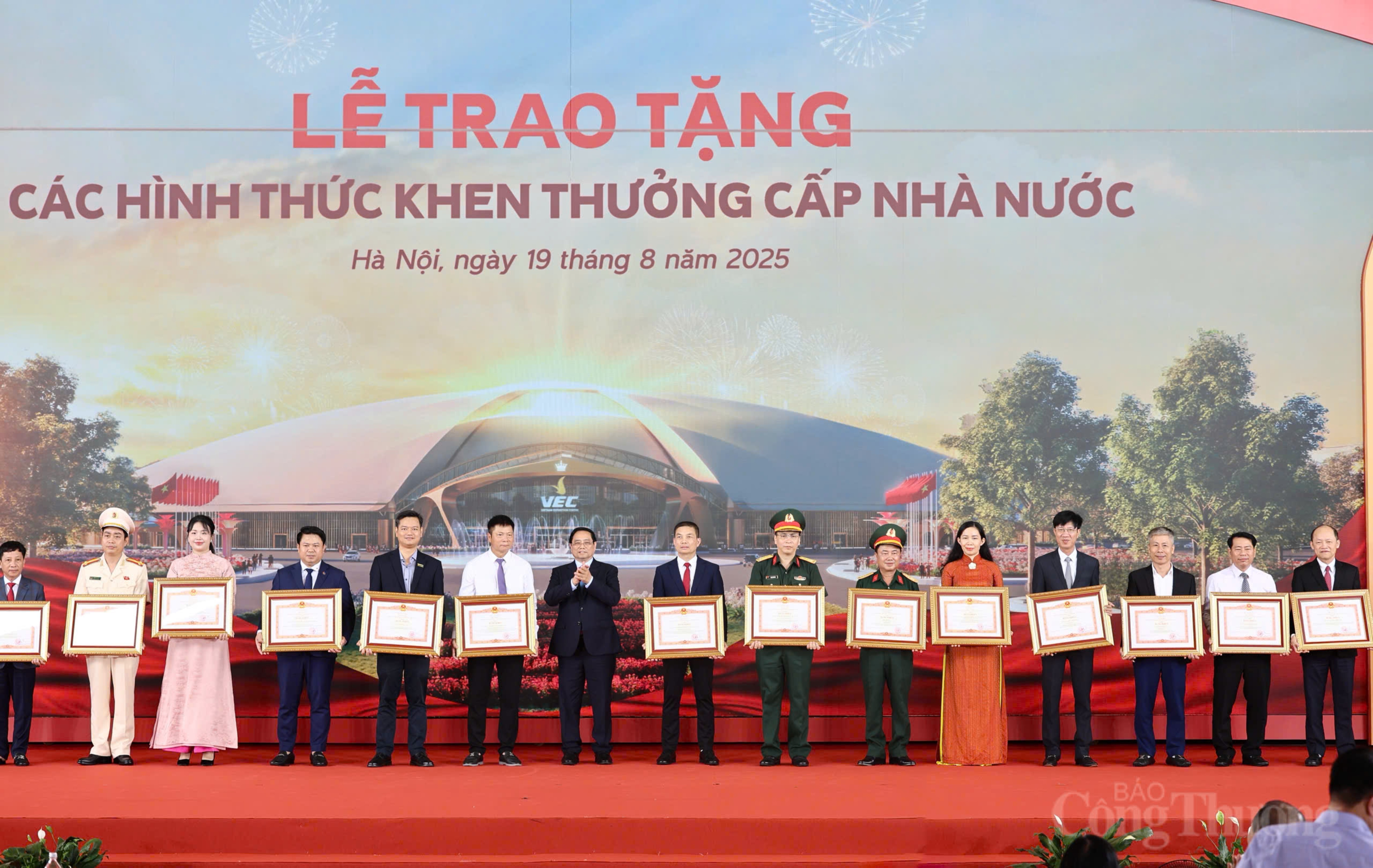 Thủ tướng Chính phủ Phạm Minh Chính trao Huân chương Lao động tặng các tập thể, cá nhân đã có nhiều đóng góp đặc biệt vào sự phát triển kinh tế - xã hội của Thủ đô và đất nước - Ảnh: Nam Nguyễn