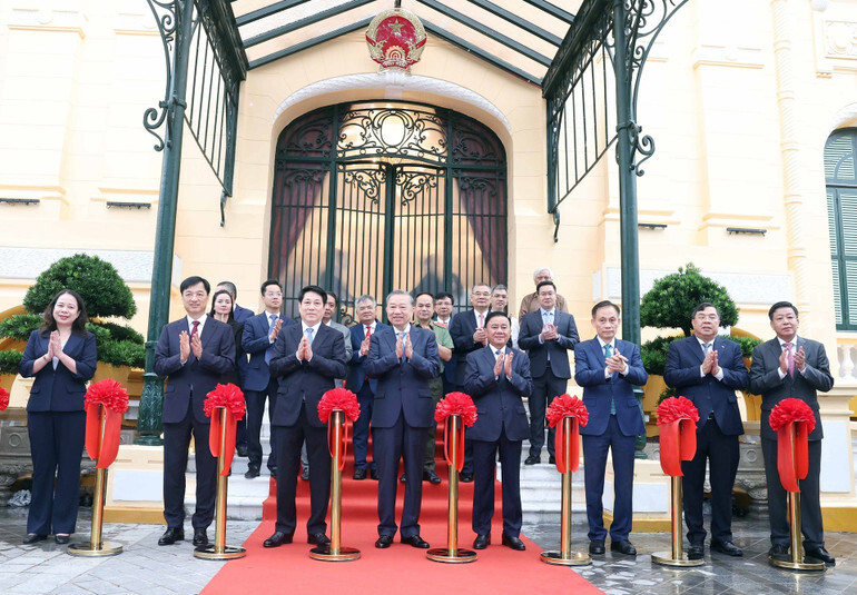 Tổng Bí thư Tô Lâm và Chủ tịch nước Lương Cường cùng các đại biểu thực hiện nghi thức bàn giao. Ảnh: Thống Nhất-TTXVN