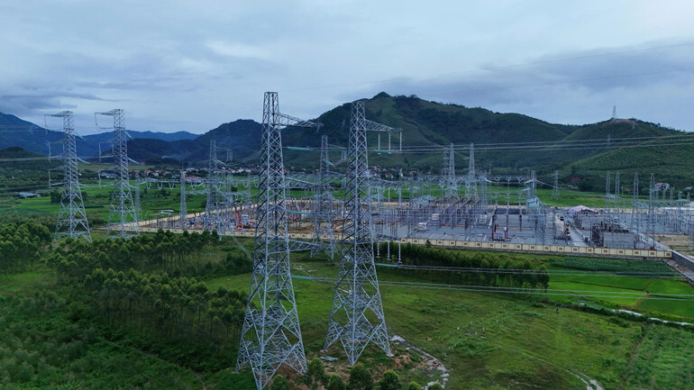 Trạm biến áp 500 kV Vĩnh Yên được đấu nối với đường dây 500 kV Hiệp Hoà - Sơn La, Hiệp Hòa - Việt Trì sẽ là điểm chung chuyển giữa hai nguồn nhiệt điện và thuỷ điện - từ các Nhà máy Thuỷ điện Sơn La, Lai Châu và các cụm nhiệt điện khu vực Quảng Ninh.