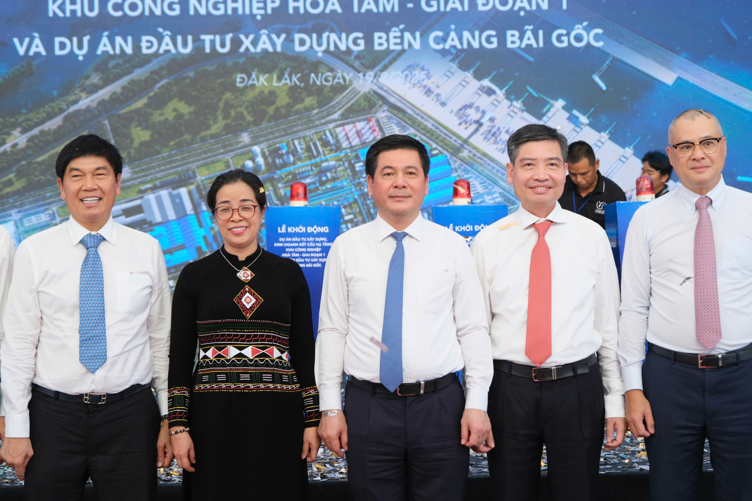 Bộ trưởng Bộ Công Thương cùng các đại biểu tham dự chương trình