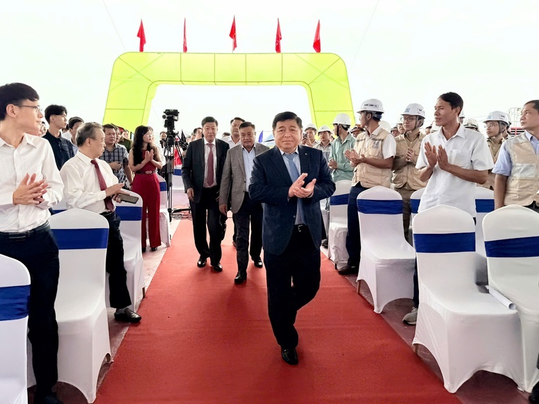 Phó Thủ tướng Chính phủ Nguyễn Chí Dũng dự Lễ khởi công cầu Ngọc Hồi và đường dẫn hai đầu cầu - Ảnh: VGP/Thu Sa