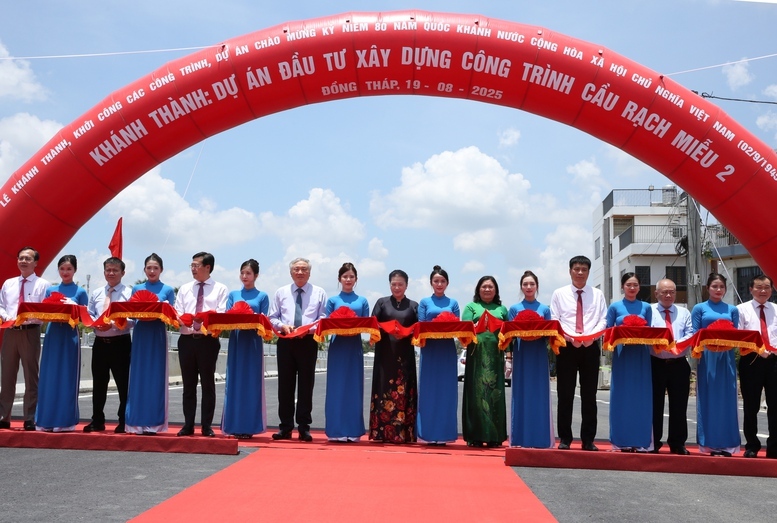 Nguyên Chủ tịch Quốc hội Nguyễn Thị Kim Ngân, Phó Thủ tướng Thường trực Chính phủ Nguyễn Hòa Bình cùng các đại biểu cắt băng lễ khánh thành dự án cầu Rạch Miễu 2 vượt sông Tiền nối Đồng Tháp với Vĩnh Long - Ảnh: VGP/Nguyễn Hoàng