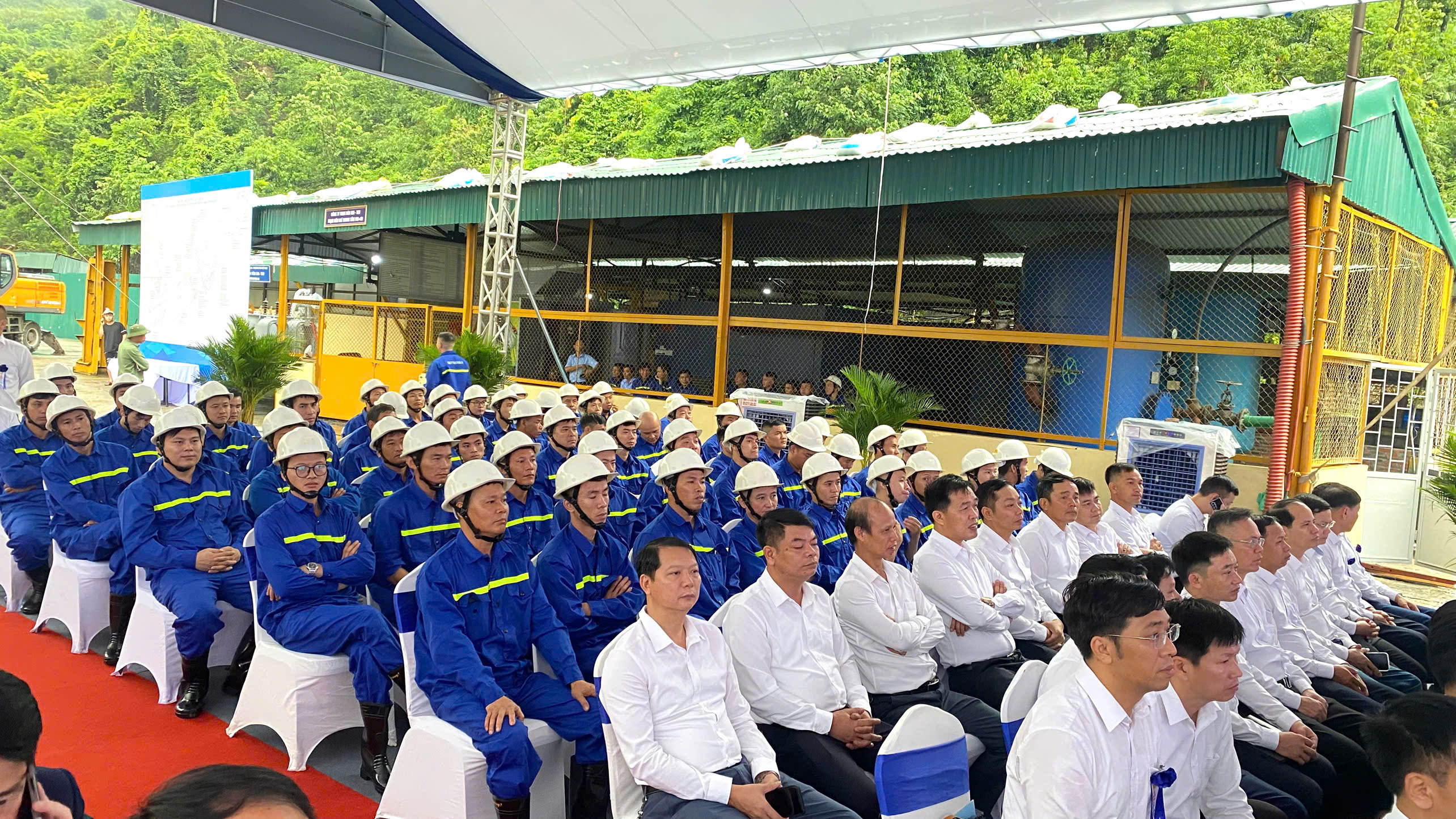 Công nhân Công ty Than Hòn Gai dự buổi lễ - Ảnh: Thảo Anh