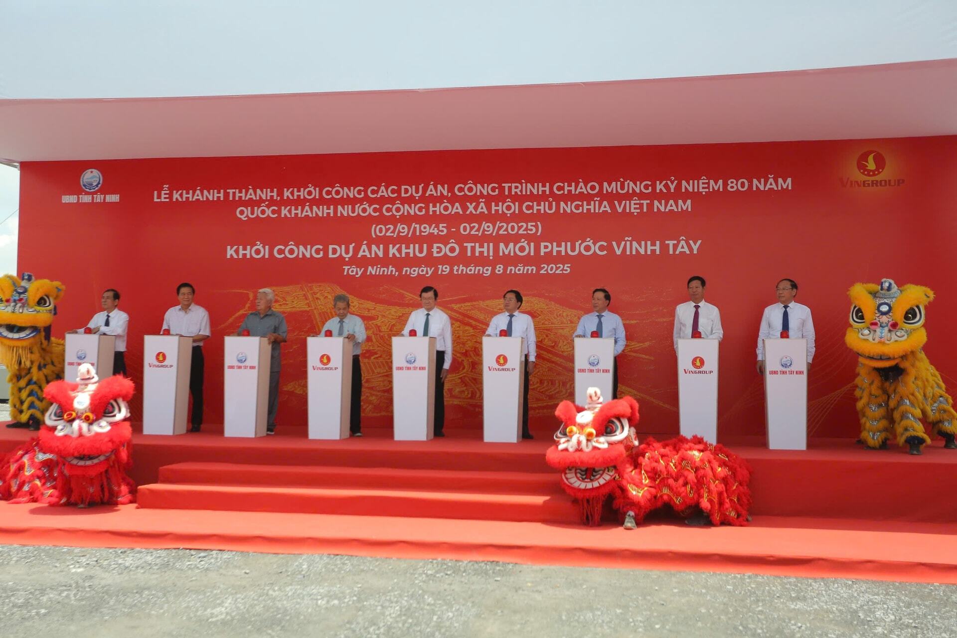 Các đại biểu thực hiện nghi thức khởi công dự án Khu đô thị mới Phước Vĩnh Tây.