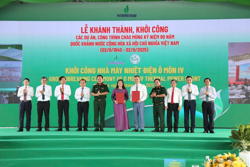 Đại diện Tập đoàn Petrovietnam và UBND TP. Cần Thơ trao biên bản thỏa thuận hợp tác