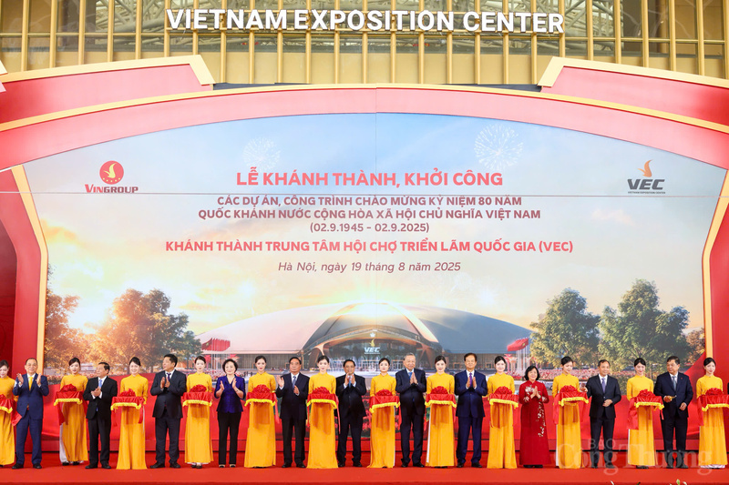 Nghi thức cắt băng khánh thành, khởi công các dự án, công trình chào mừng 80 năm Quốc khánh 2/9 và Khánh thành Trung tâm Hội chợ Triển lãm Quốc gia - Ảnh: Nam Nguyễn