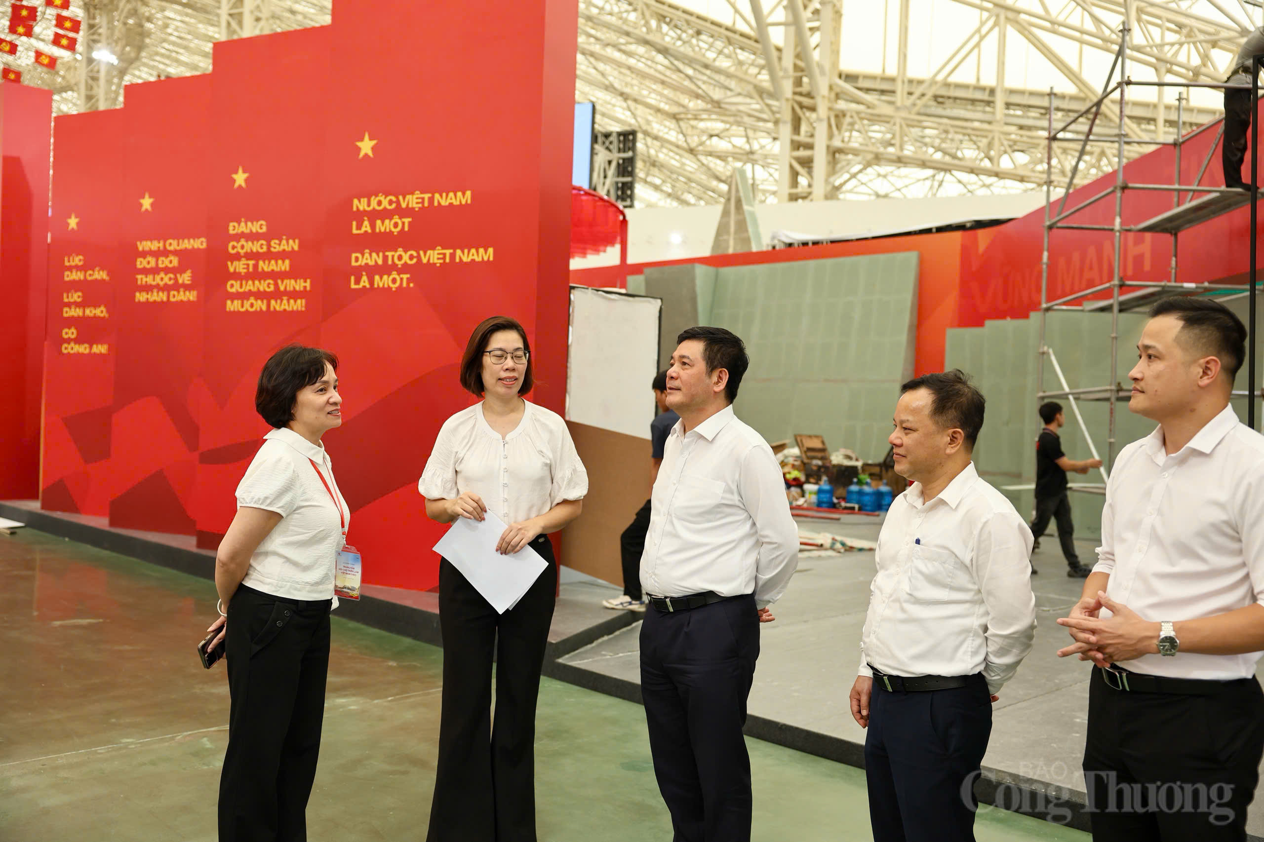 Ngay sau khi dự lễ khánh thành, khởi công các dự án, công trình chào mừng kỷ niệm 80 năm Cách mạng Tháng Tám và Quốc khánh 2/9 tại Đắk Lắk, Bộ trưởng Nguyễn Hồng Diên cùng đoàn công tác Bộ Công Thương đã kiểm tra, đánh giá tiến độ thi công công trình