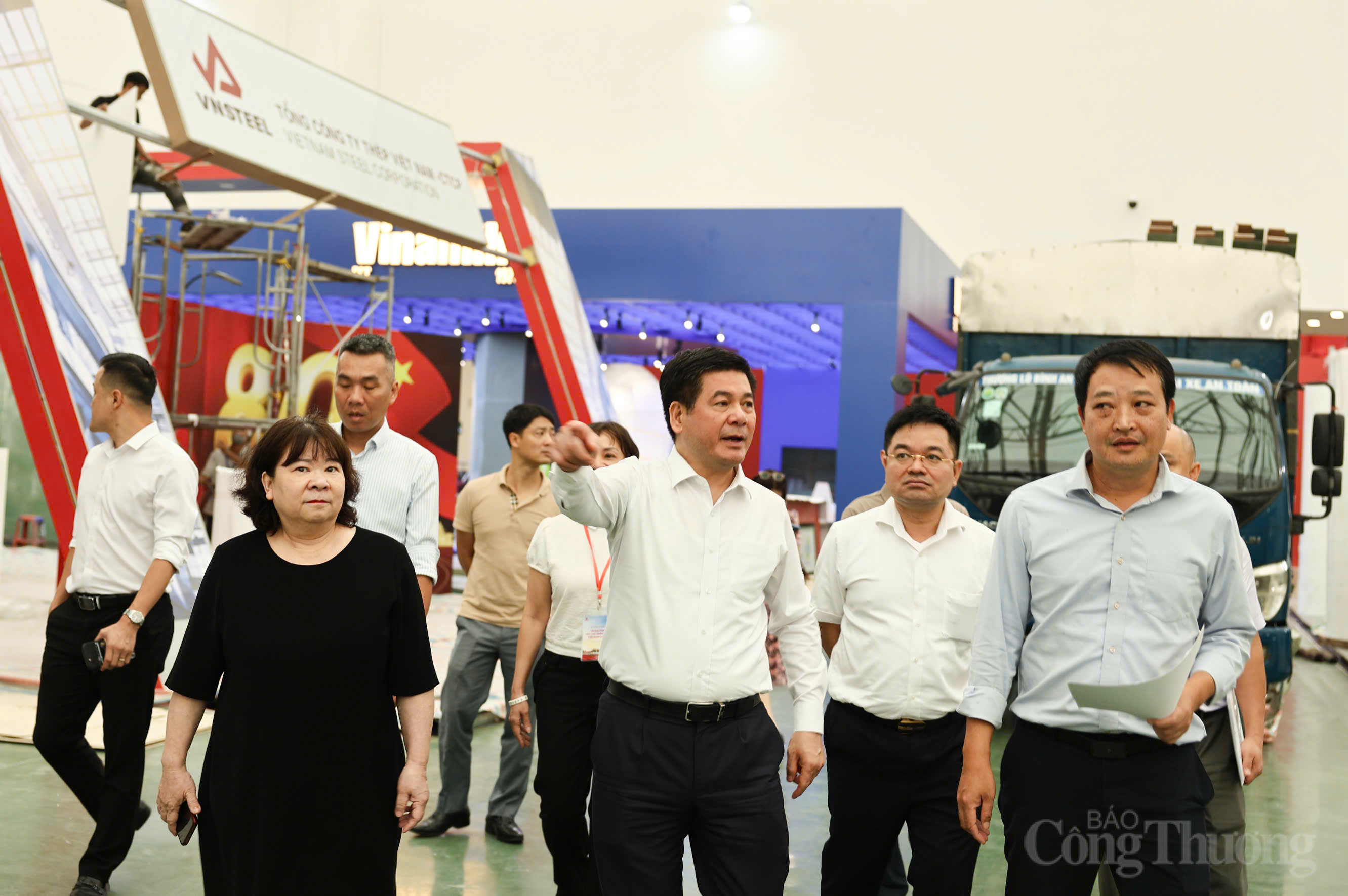 Ghi nhận những nỗ lực của các đơn vị thi công công trình, Bộ trưởng Nguyễn Hồng Diên chỉ đạo, chỉ còn ít ngày nữa là đến ngày khánh thành, đề nghị các đơn vị gấp rút hoàn thiện những công đoạn cuối cùng