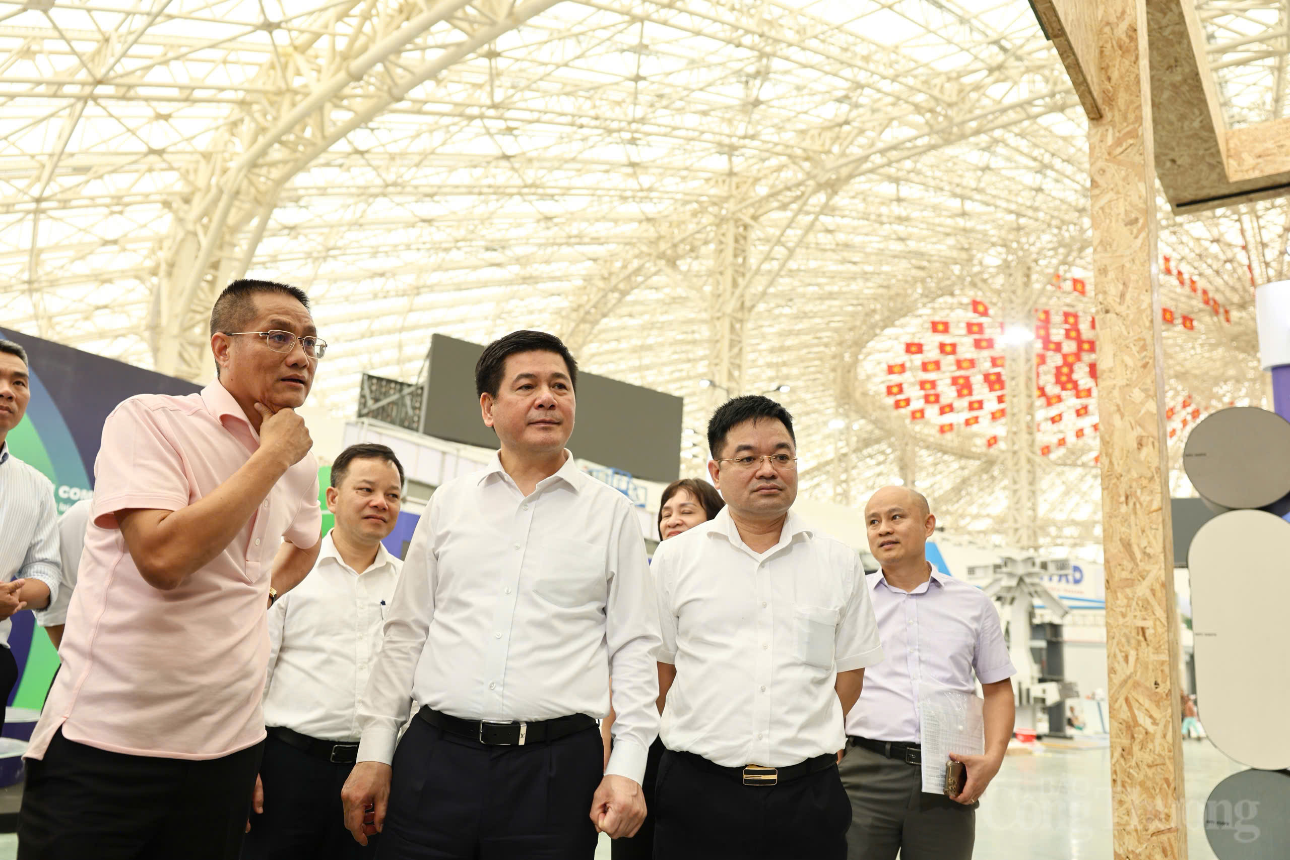 Không những vậy, trong mỗi khu trưng bày,các doanh nghiệp cùng ngành hàng sẽ được bố trí thành cụm trưng bày gần nhau, sắp xếp đảm bảo sự hài hòa về không gian, tạo điều kiện để các doanh nghiệp cùng phát huy thế mạnh
