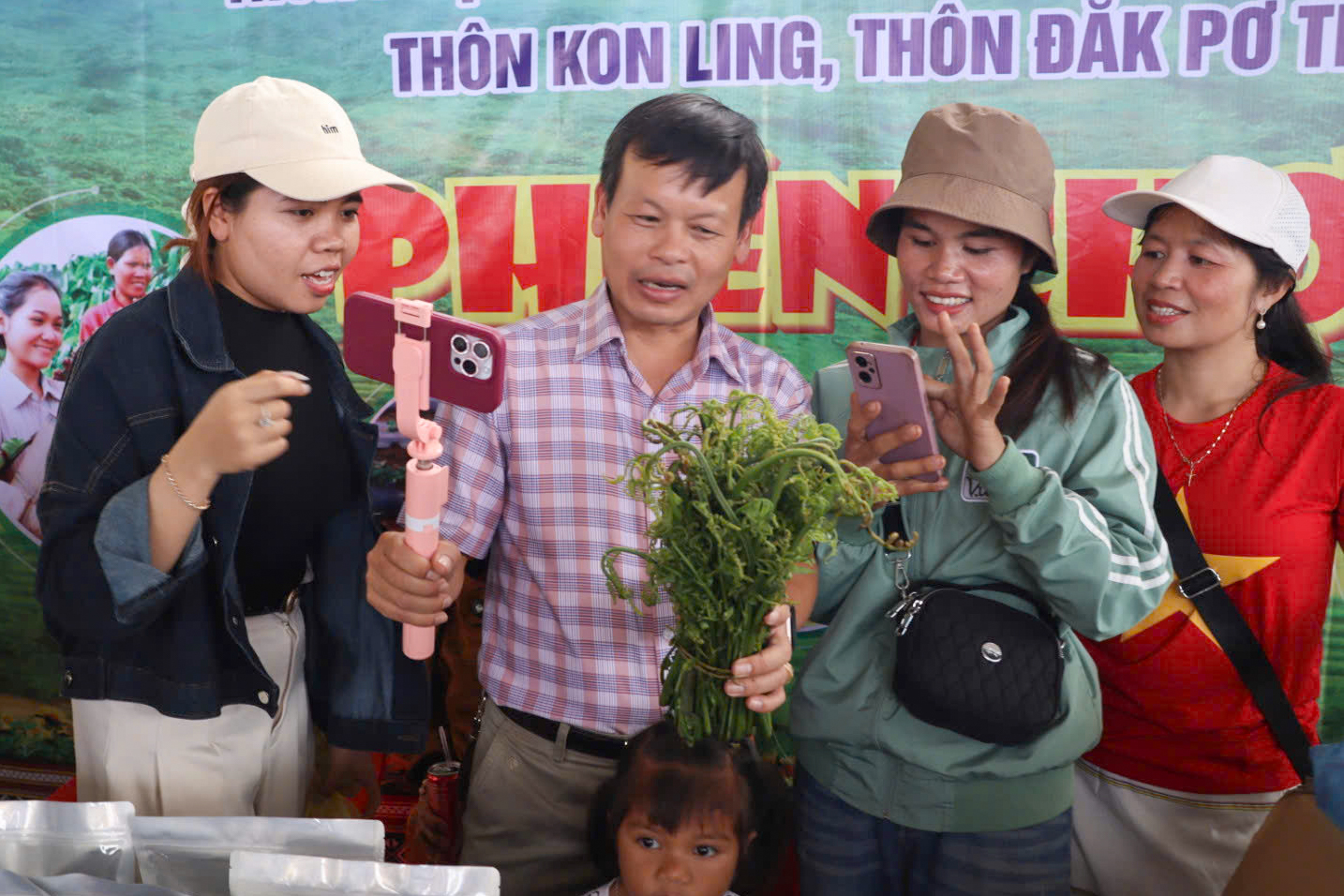 Quảng Ngãi: Chủ tịch xã cùng người dân Xơ Đăng livestream bán hàng