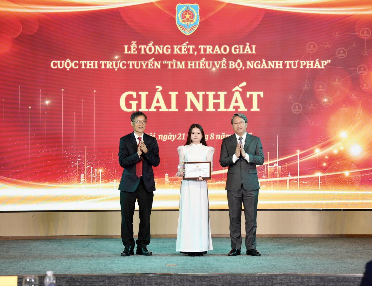Ông Nguyễn Hải Ninh, Ủy viên Trung ương Đảng, Bộ trưởng Bộ Tư pháp và ông Nguyễn Ngọc Khánh, Chủ tịch Hội Luật gia Việt Nam trao chứng nhận và biểu trưng cho tác giả đoạt giải Nhất.
