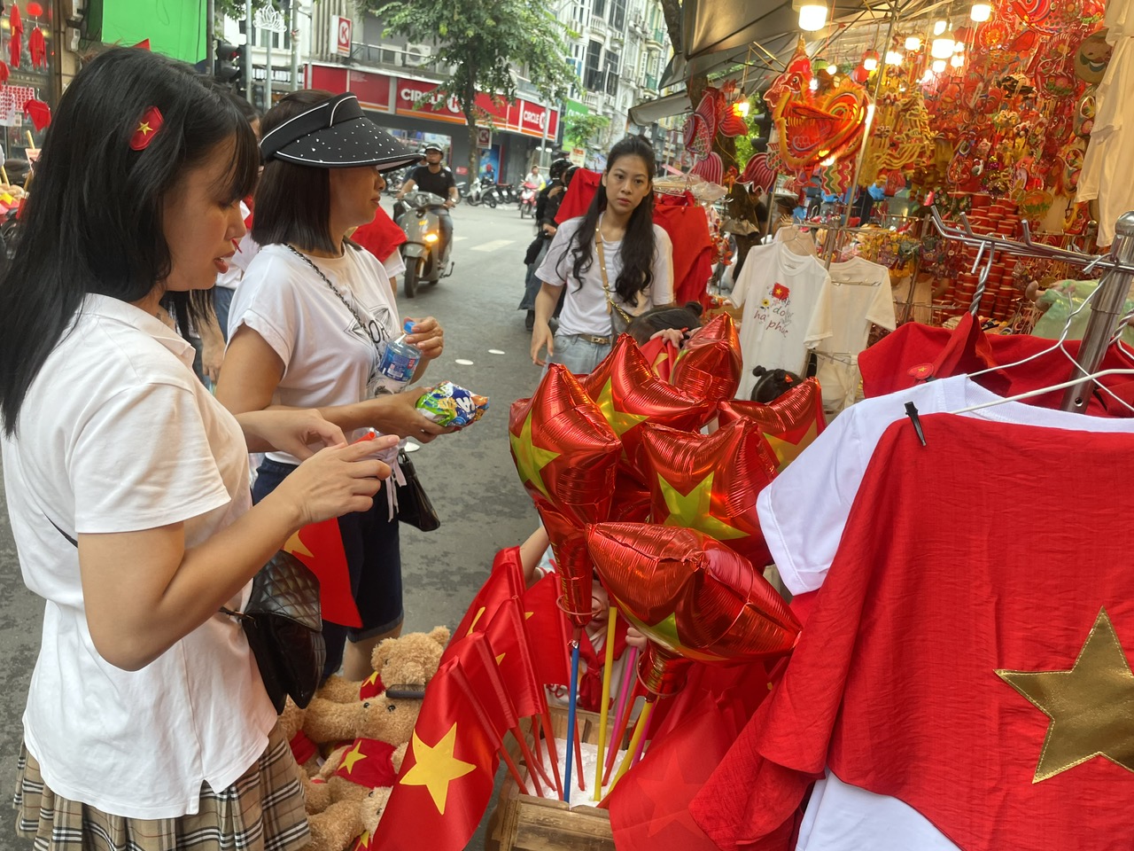 Bùng nổ thị trường đồ trang trí 2/9, nhiều mặt hàng giảm giá sâu 