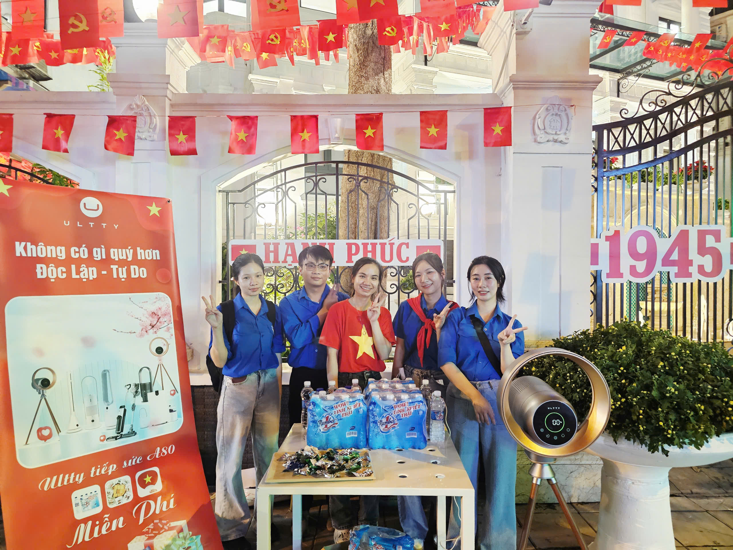 Báo Công Thương, Trung tâm Báo chí Thủ đô phối hợp phục vụ nước miễn phí người xem diễu binh - 12