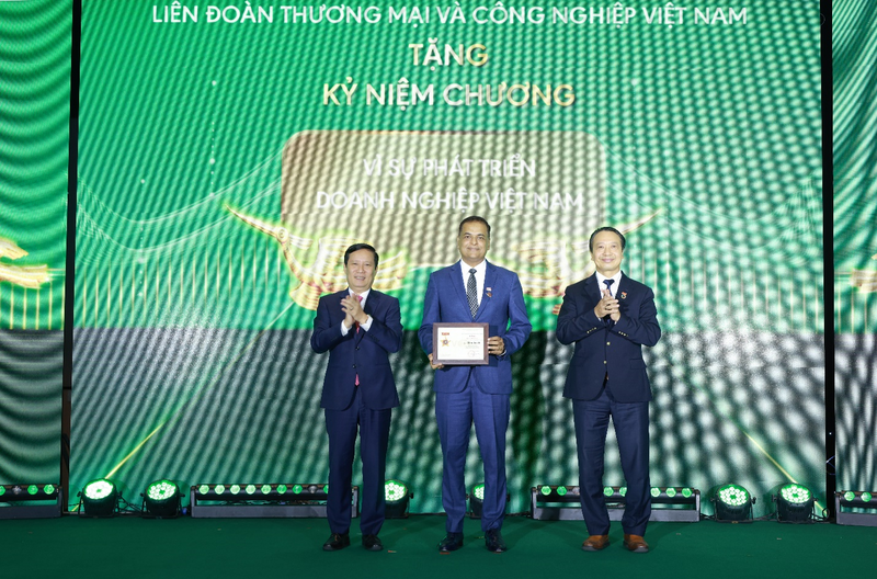 Ông Binu Jacob, Tổng Giám đốc Nestlé Việt Nam, Đồng Chủ tịch VBCSD, được VCCI trao kỷ niệm chương ghi nhận đóng góp tích cực trong hành trình 15 năm thúc đẩy phát triển bền vững tại Việt Nam