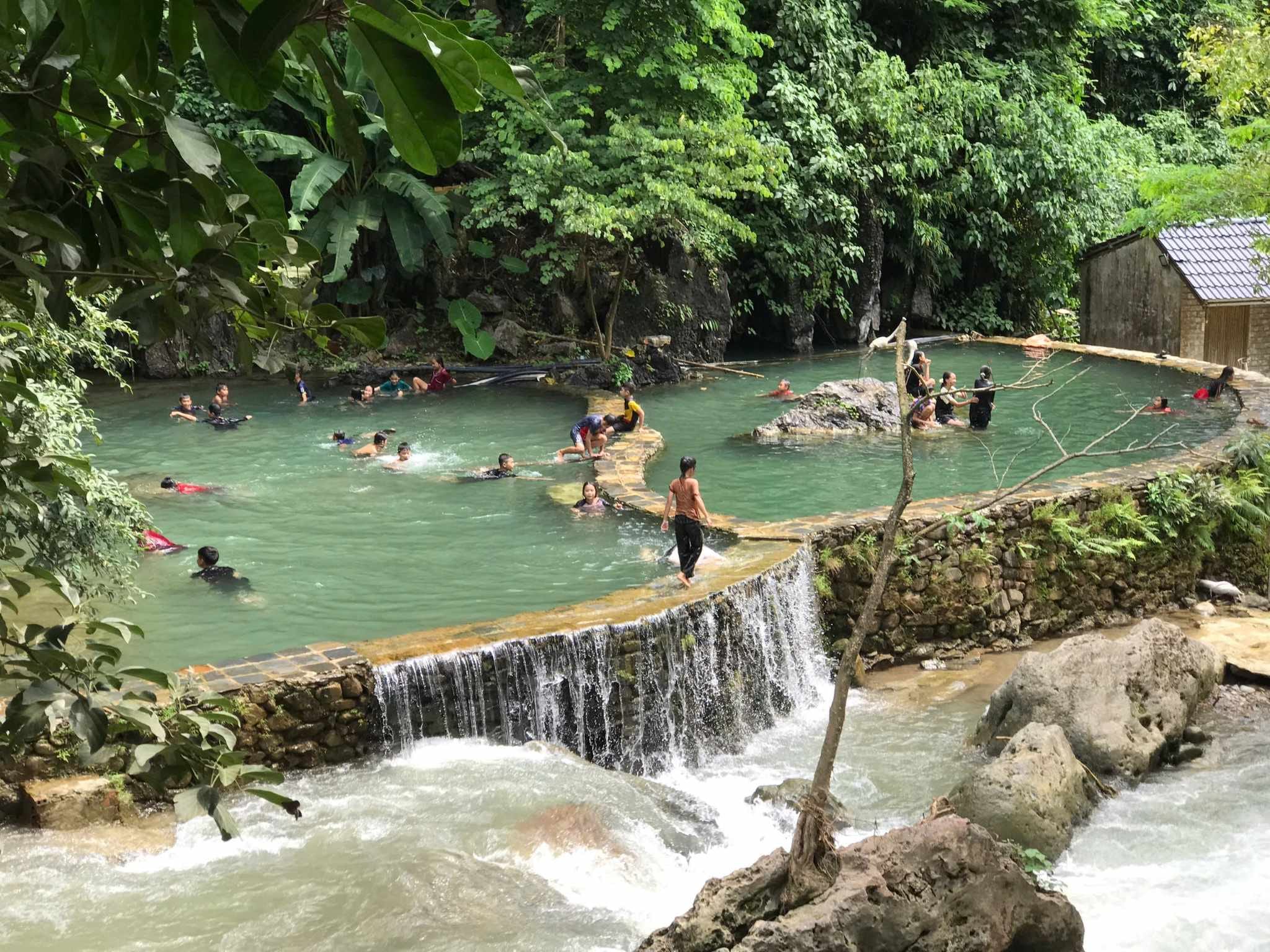 Thương mại, dịch vụ mở lối thoát nghèo cho bà con Mường Chiên