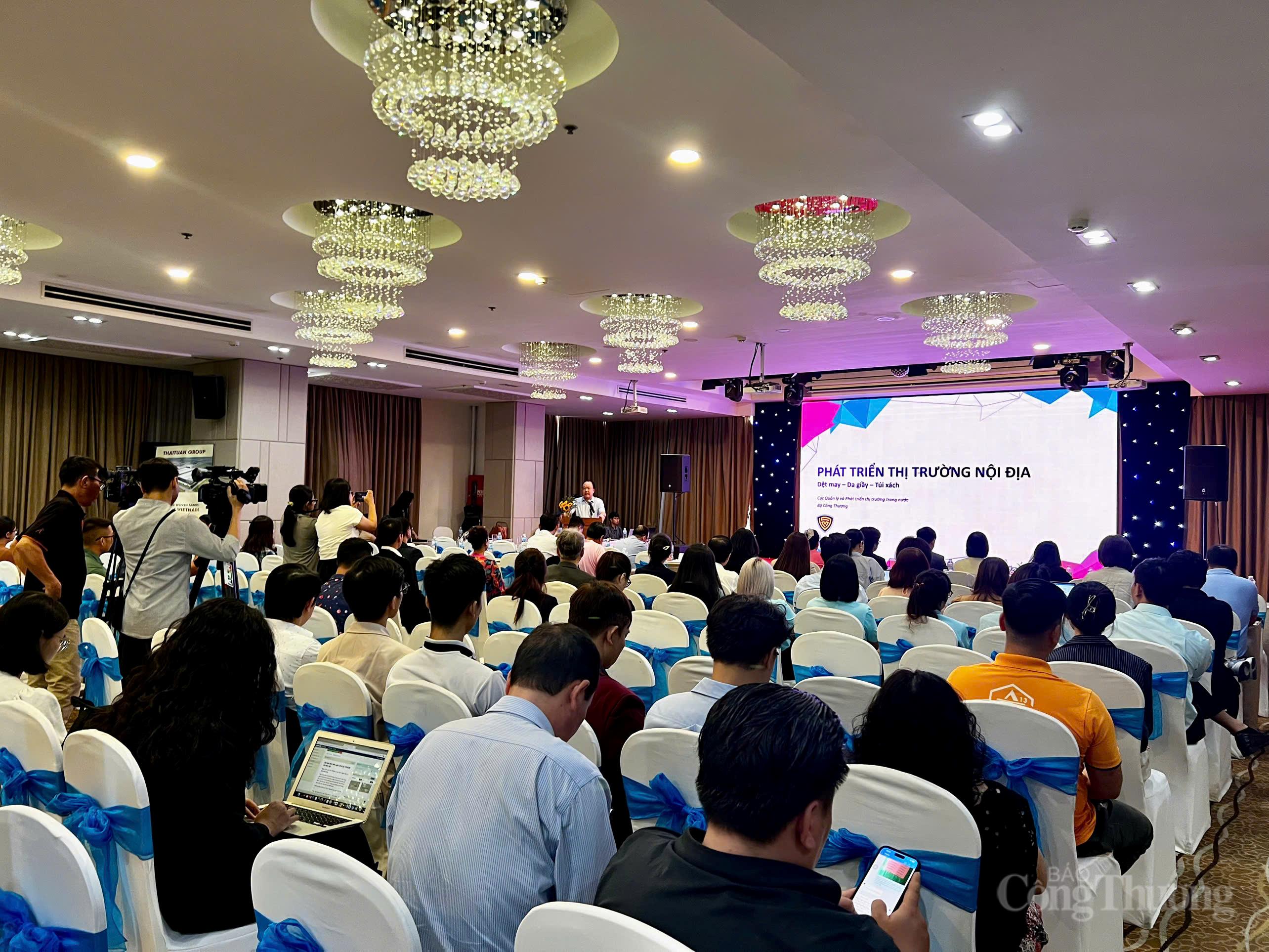 Bàn giải pháp phát triển thị trường trong nước ngành dệt may, da giày