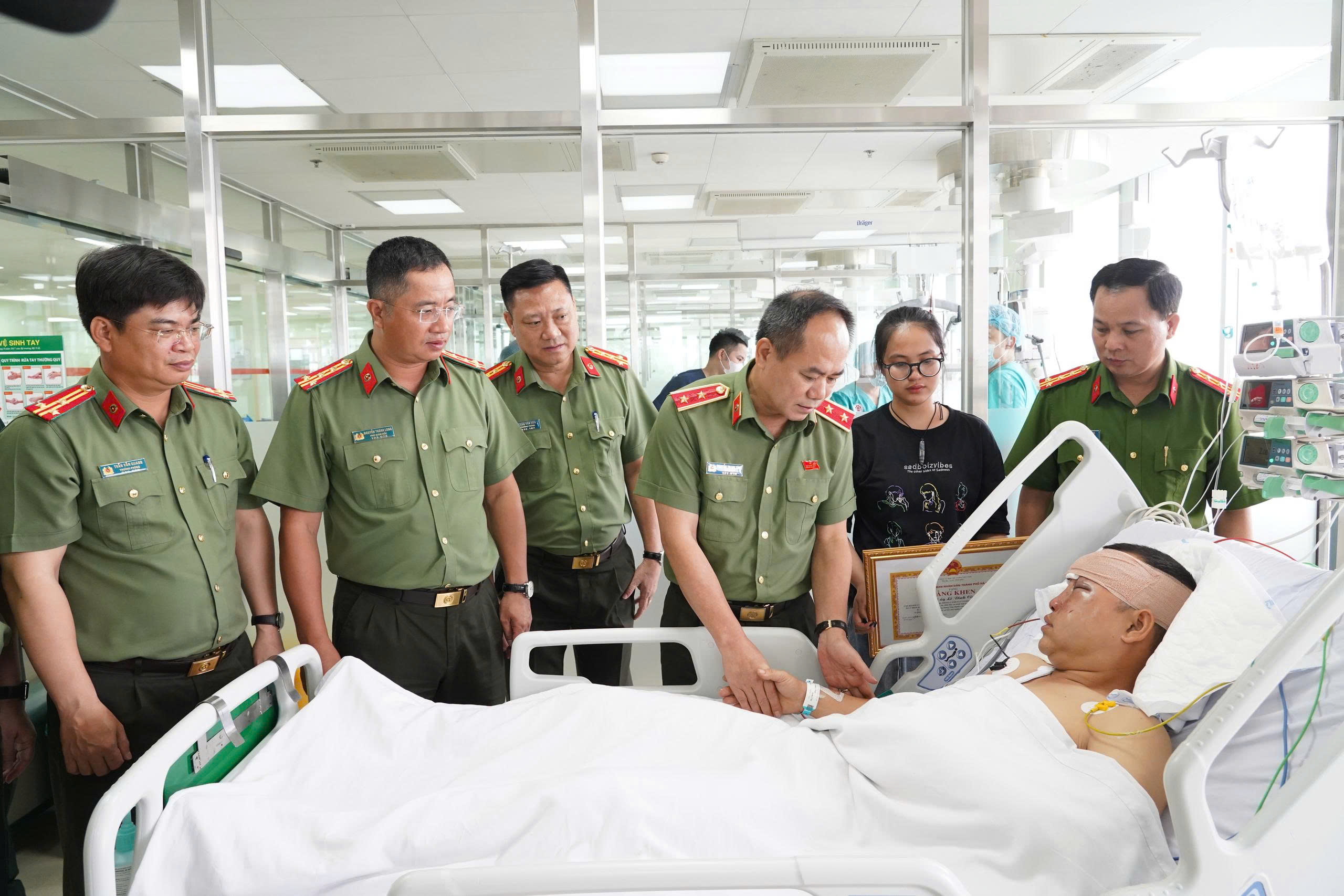 Trao bằng khen cho cảnh sát cơ động dũng cảm ngăn 'quái xế' 