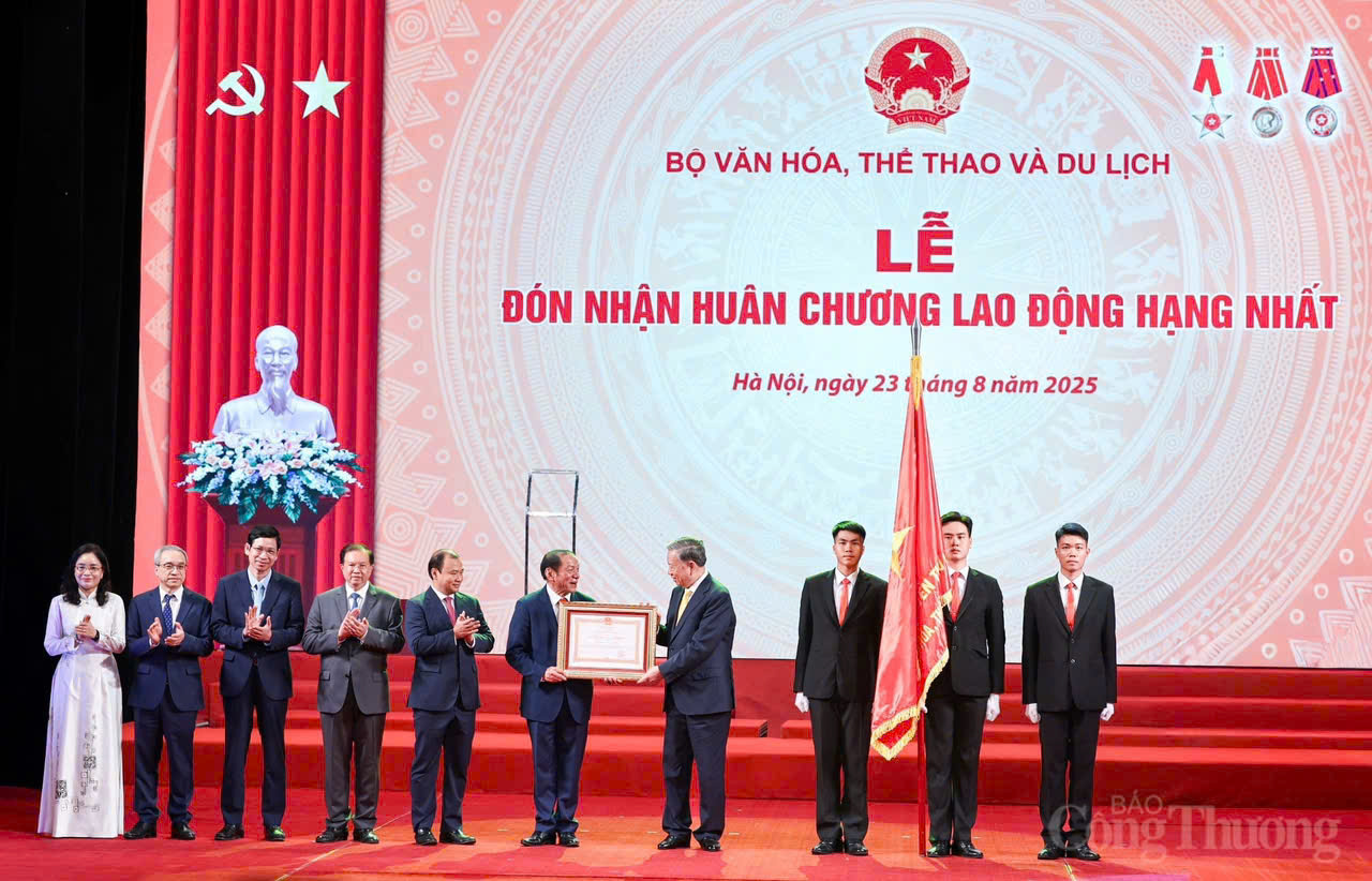 Đồng chí Tô Lâm, Tổng Bí thư Ban Chấp hành Trung ương Đảng Cộng sản Việt Nam thay mặt Lãnh đạo Đảng và Nhà nước trao Huân chương Lao động hạng Nhất cho Bộ Văn hóa, Thể thao và Du lịch. Ảnh: Nam Nguyễn