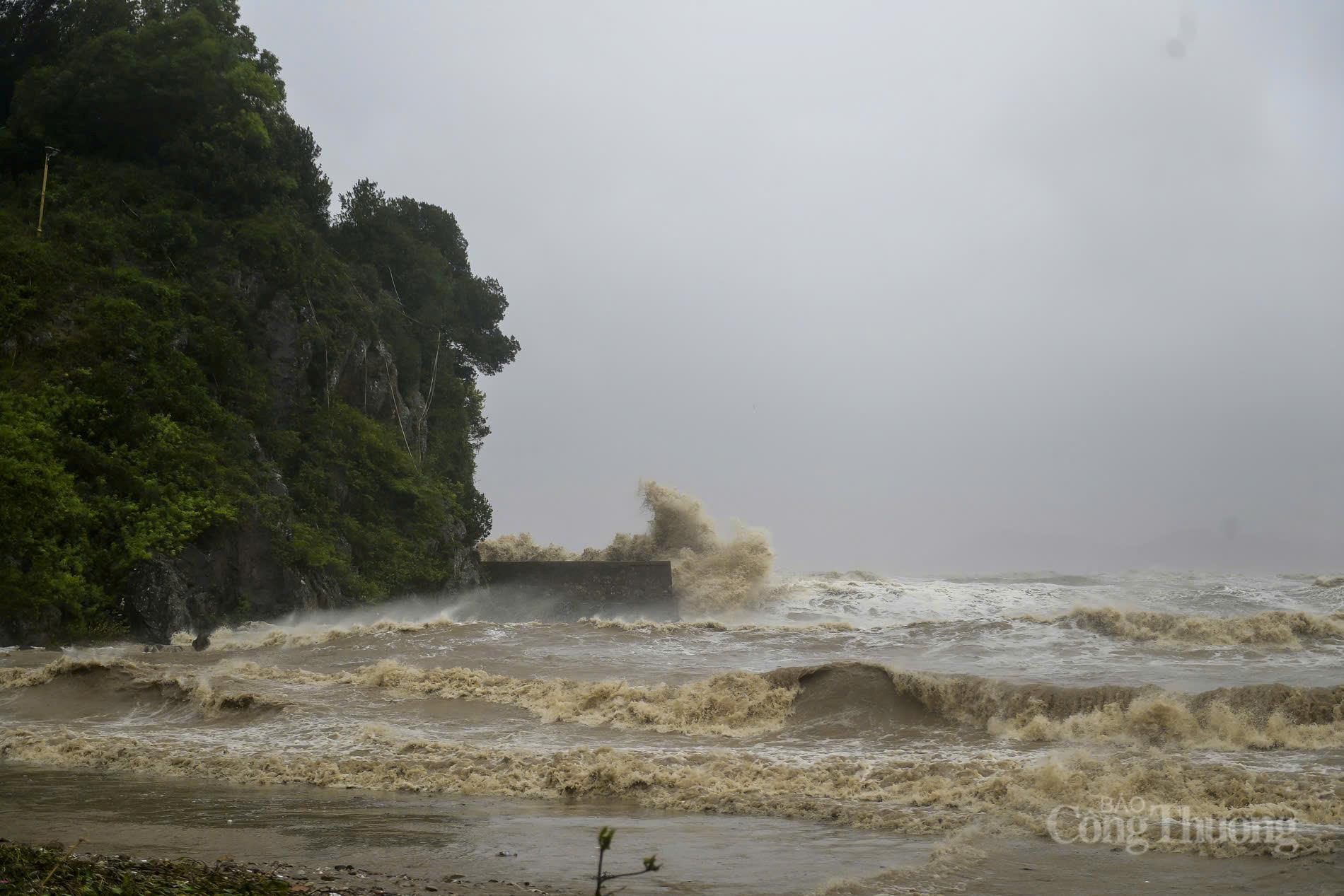 Bão số 5 đổ bộ Nghệ An – Hà Tĩnh: Cảnh báo sạt lở đất trong đêm
