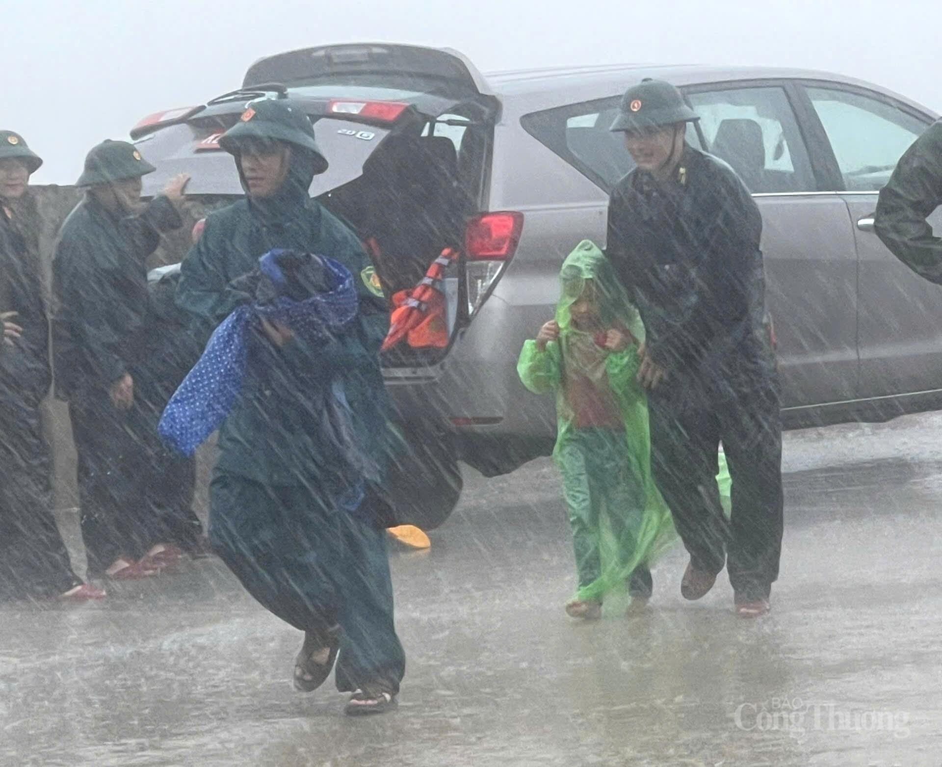 Thanh Hóa: Khẩn cấp di dời người dân đến nơi an toàn tránh bão