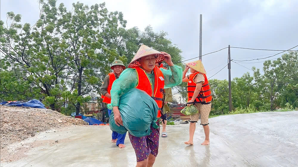 Nghệ An: Cứu sống 5 người dân mắc kẹt giữa sông Lam