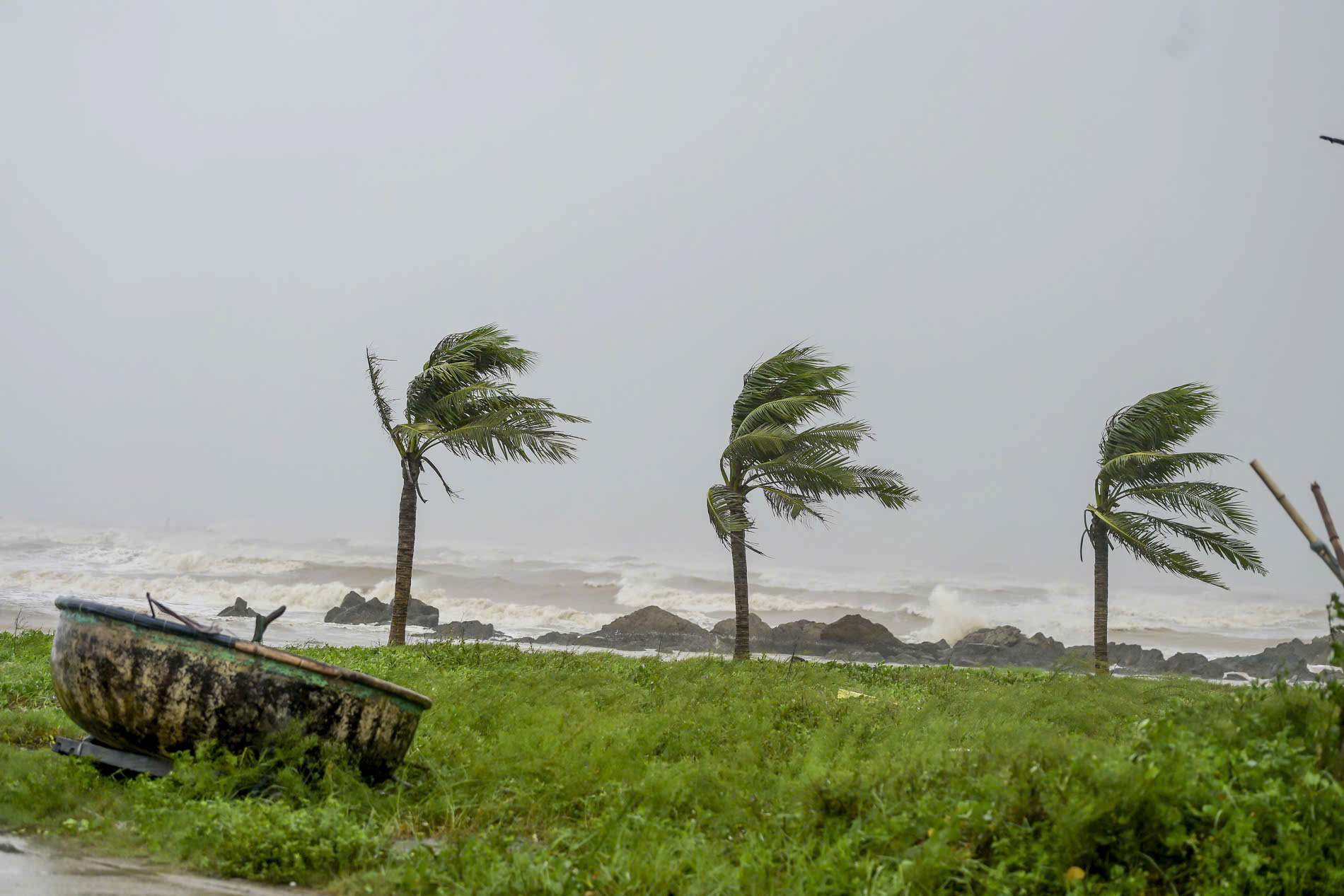 Bão số 5 quần thảo, Nghệ An – Hà Tĩnh đang có mưa to, gió giật mạnh