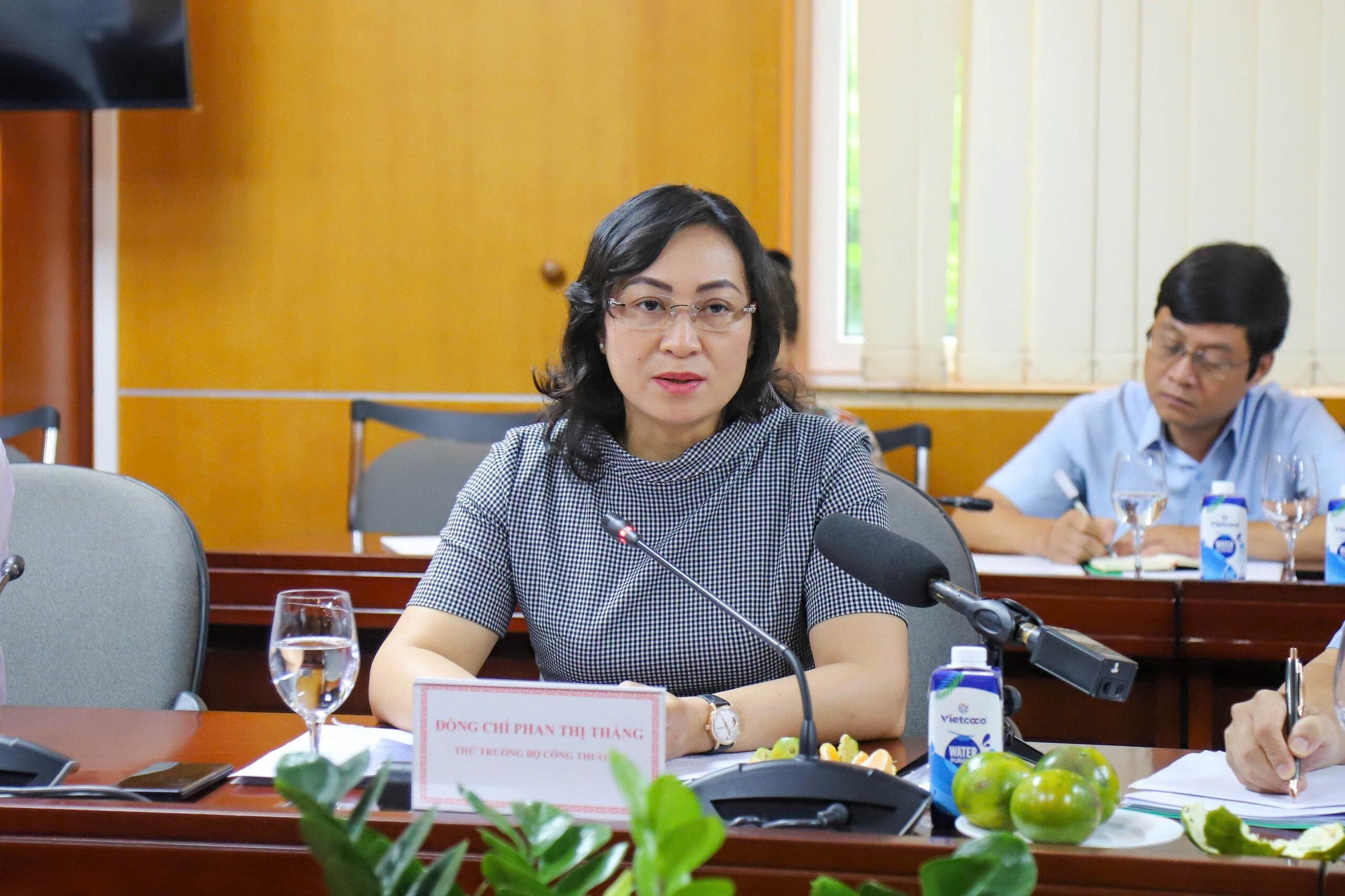 Thứ trưởng Bộ Công Thương Phan Thị Thắng ghi nhận những nỗ lực của tỉnh Tuyên Quang.