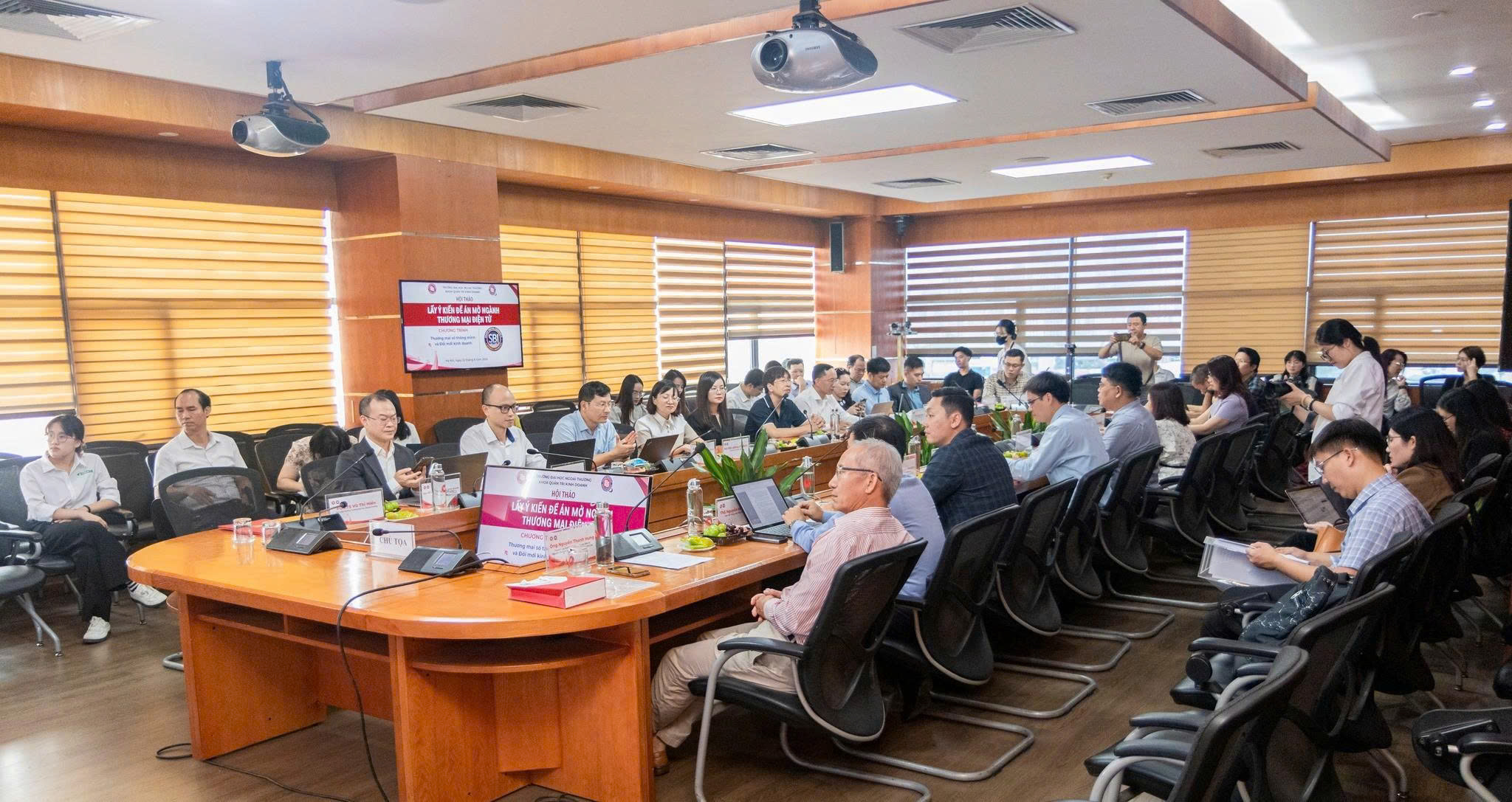 Hội thảo thu hút sự tham gia của đại diện Ban Giám hiệu Trường Đại học Ngoại Thương, lãnh đạo các khoa, phòng, ban, viện, trung tâm trong trường, cùng nhiều chuyên gia, nhà quản lý và đại diện doanh nghiệp hoạt động trong lĩnh vực thương mại điện tử và đổi mới sáng tạo. Ảnh: Cục Thương mại điện tử và Kinh tế số
