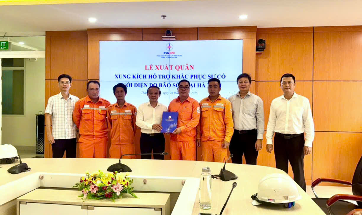 Điện lực Huế hỗ trợ Điện lực Hà Tĩnh khắc phục lưới điện do hậu quả của cơn bão số 5