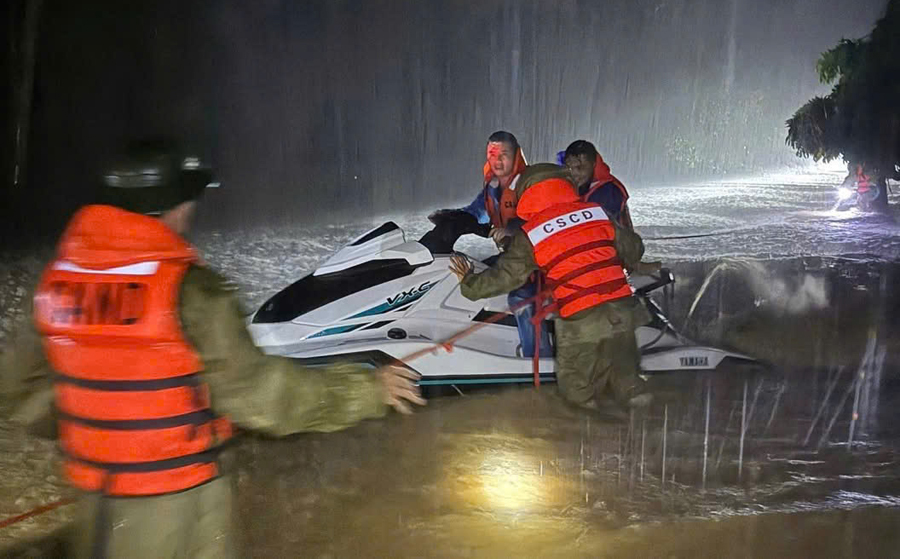 Thanh Hóa: Giây phút nghẹt thở giải cứu 3 người trong căn nhà ngập sâu