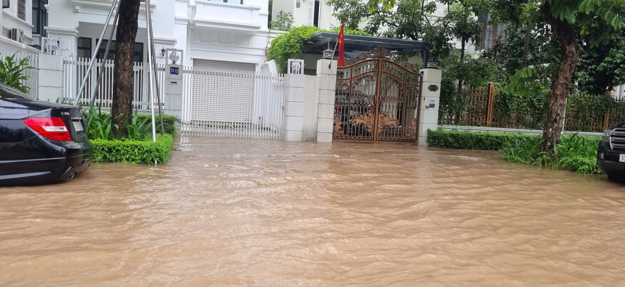Hà Nội: Biệt thự triệu USD hóa 'lâu đài thủy tạ' sau... mưa bão