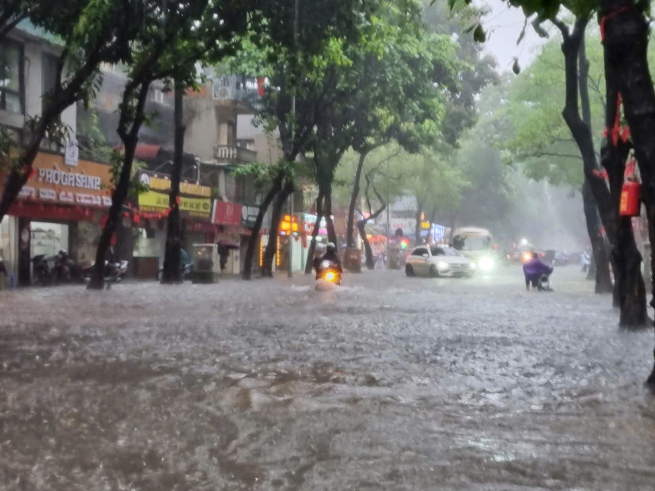 Hà Nội mưa lớn, nhiều tuyến phố ngập sâu