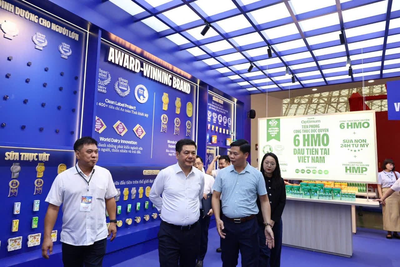 Chiều 26/8, Bộ trưởng Bộ Công Thương Nguyễn Hồng Diên đã trực tiếp đi kiểm tra lần cuối, chuẩn bị cho buổi tổng duyệt vào sáng 27/8, đảm bảo sự kiện được khai mạc trang trọng, đúng kế hoạch. Ảnh: Nam Nguyễn