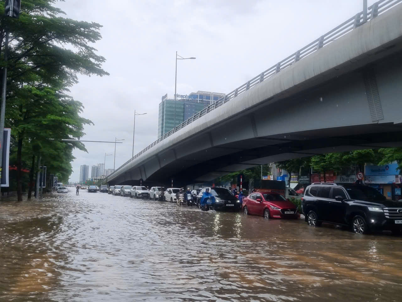 Hà Nội: Nhiều tuyến phố ngập sâu, giao thông tê liệt 