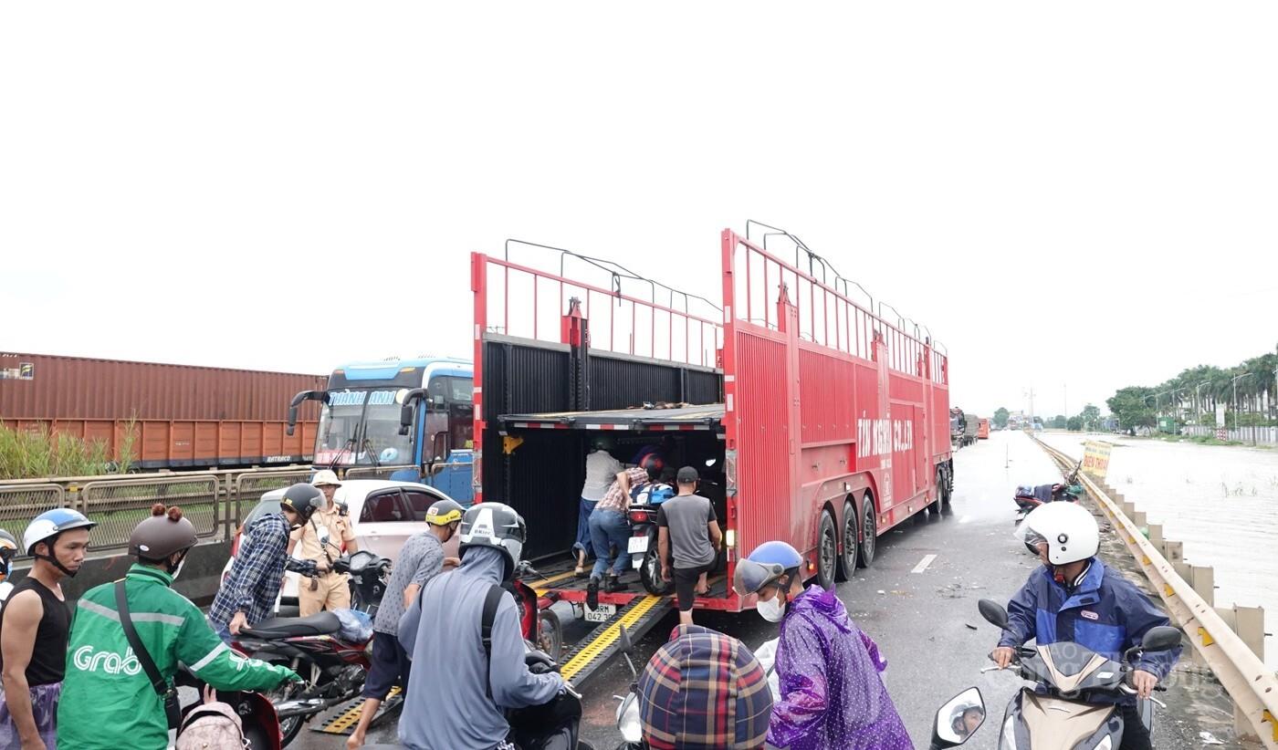 Thanh Hóa: Quốc lộ 1A nhiều đoạn ngập sâu, xe máy 'quá giang' xe tải để vượt qua