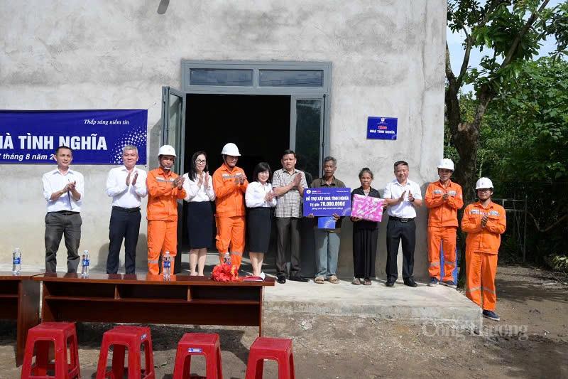 EVNCPC hỗ trợ gia đình ông Y Blơi Ksrăng trú tại buôn Ja, xã Bông Krang, huyện Lắk (nay là xã Liên Sơn Lắk) 70 triệu đồng xây nhà tình nghĩa
