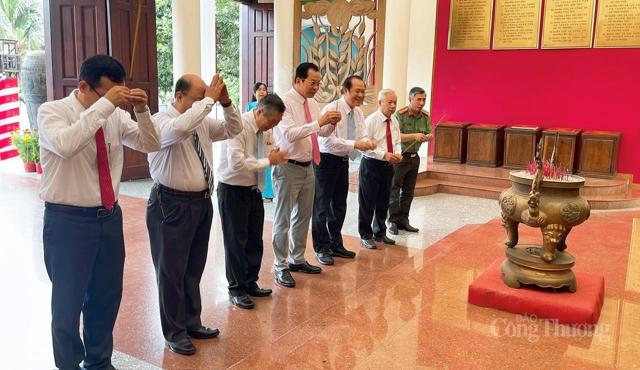 Các đại biểu dâng hương Chủ tịch Hồ Chí Minh