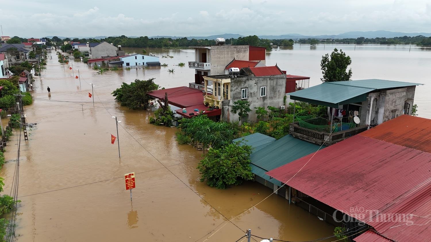 Thanh Hóa: Tràn 3km đê bao sông Bưởi, sơ tán gấp hơn 5.000 dân