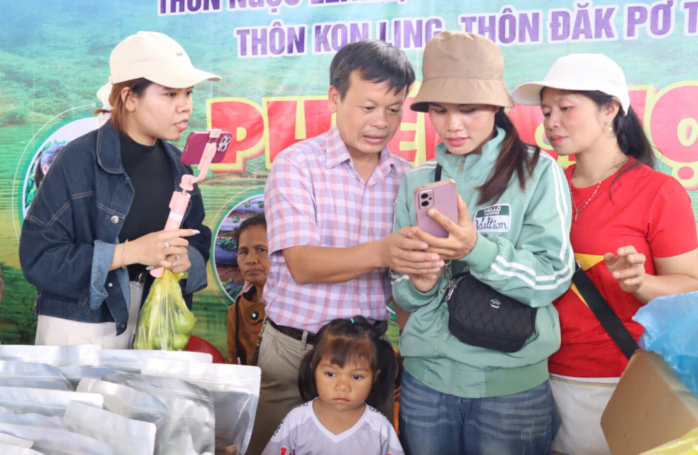 Đưa Nghị quyết vào cuộc sống: Chuyện lãnh đạo xã lên sóng livestream