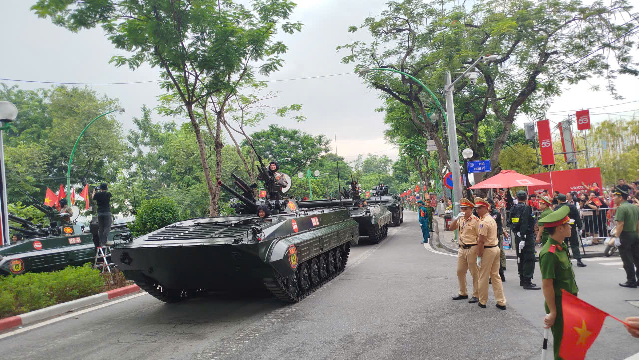 Vũ khí, khí tài Việt Nam khẳng định sức mạnh trong đội hình sơ duyệt A80