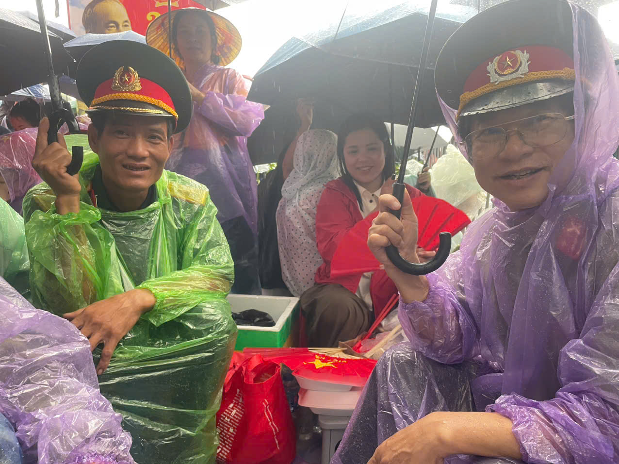 Người dân ‘đội mưa’ chờ xem sơ duyệt diễu binh, áo mưa ‘lên ngôi’