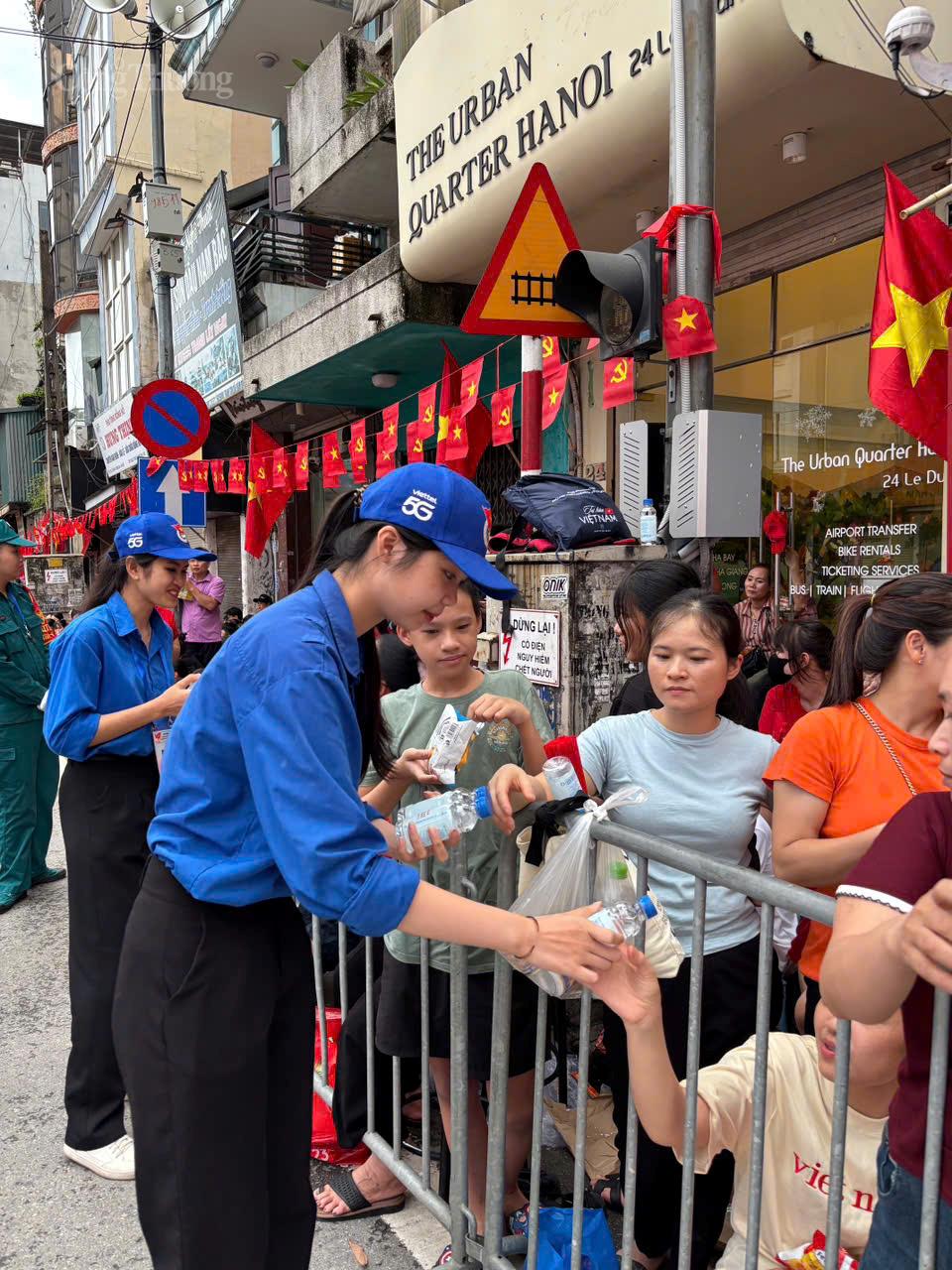 Thành đoàn Hà Nội đã huy động lực lượng thanh niên tình nguyện với quy mô lớn, lên đến 8.800 đoàn viên đến từ 43 trường đại học, cao đẳng phục vụ A80. Trong ảnh sinh viên Học viện Ngân hàng phát nước cho người dân xem sơ duyệt A80.