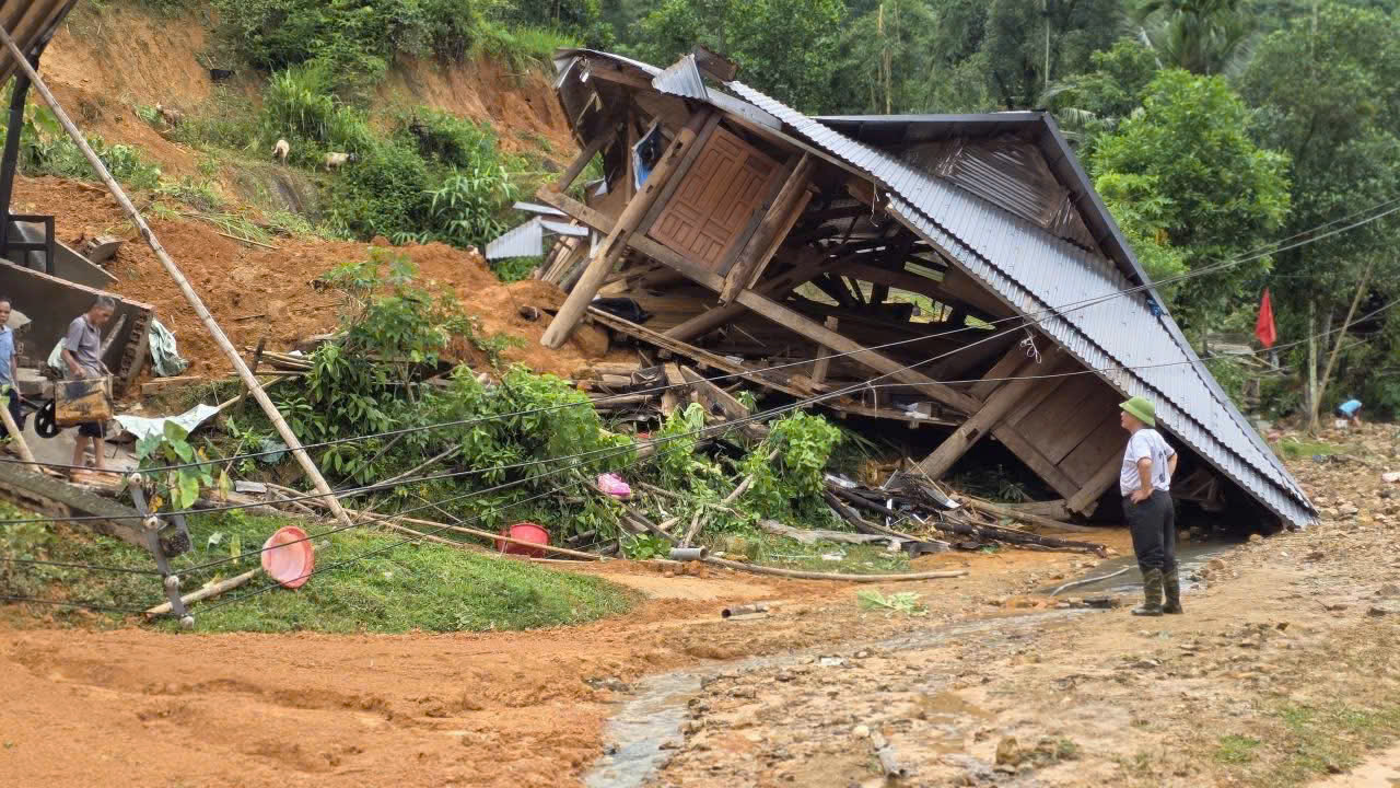 Thanh Hóa: Lũ tràn về bất ngờ, quét tan hoang bản Chiềng