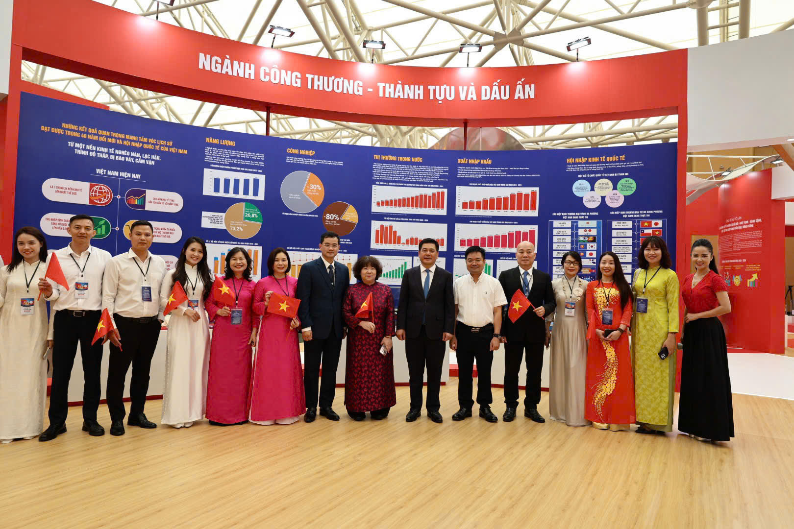 Không gian triển lãm tập trung thể hiện quá trình phát triển lớn mạnh của ngành Công Thương cùng đất nước