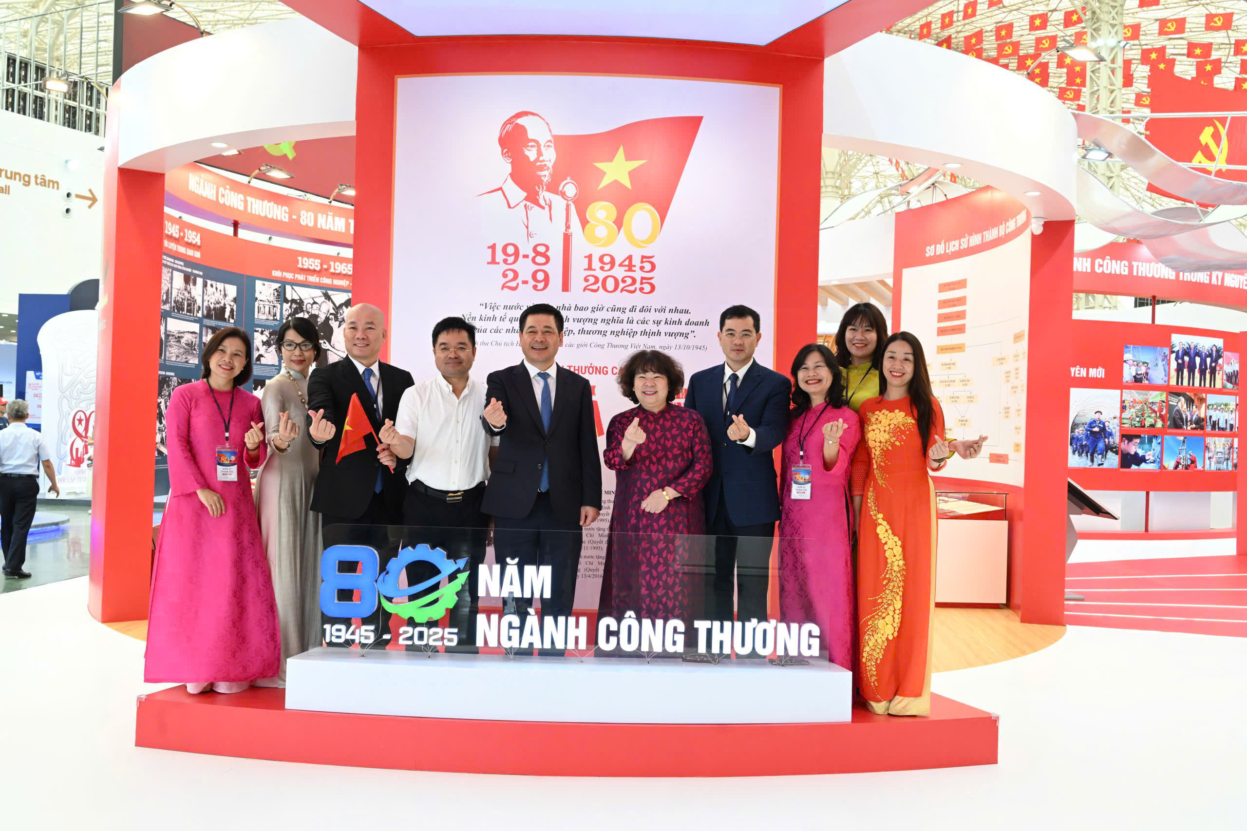 Bộ trưởng Bộ Công Thương Nguyễn Hồng Diên tham quan không gian trưng bày "80 năm ngành Công Thương lớn mạnh cùng đất nước"