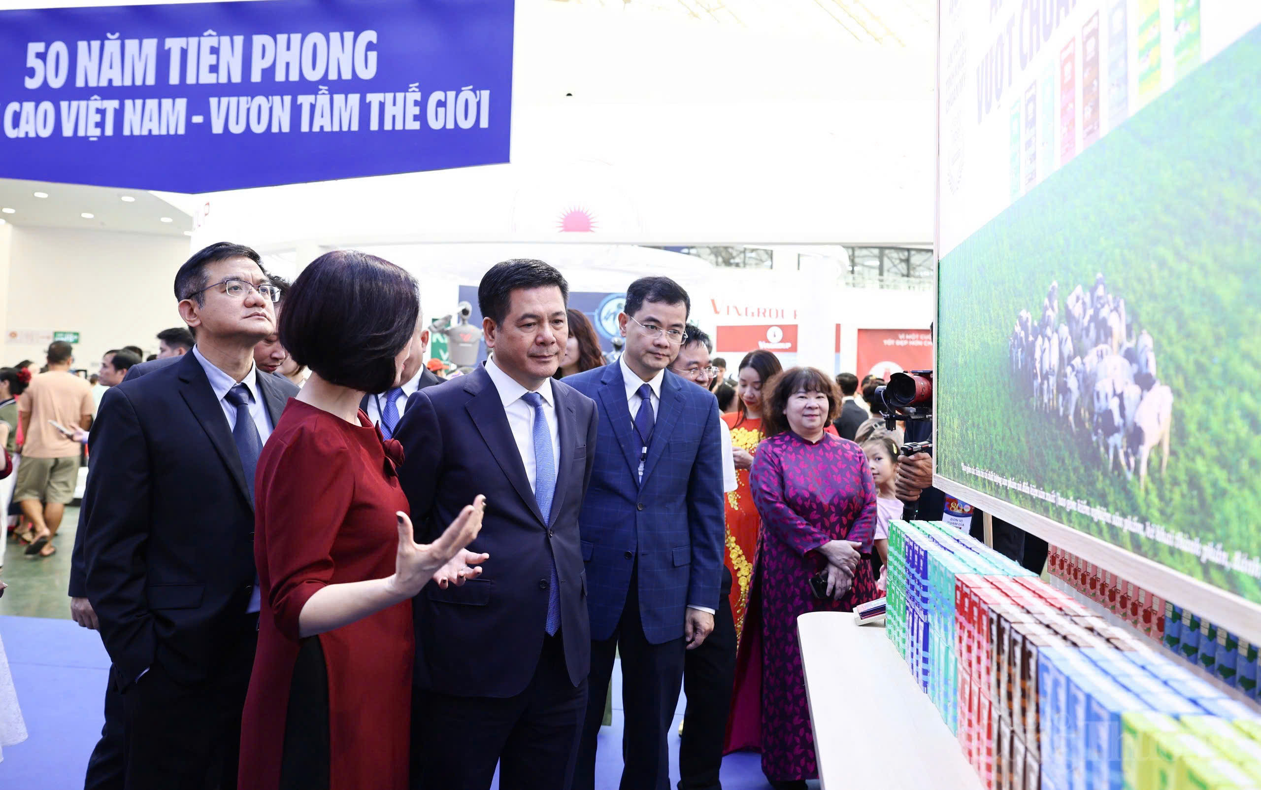 Bộ trưởng Nguyễn Hồng Diên thăm khu trưng bày của Vinamilk.