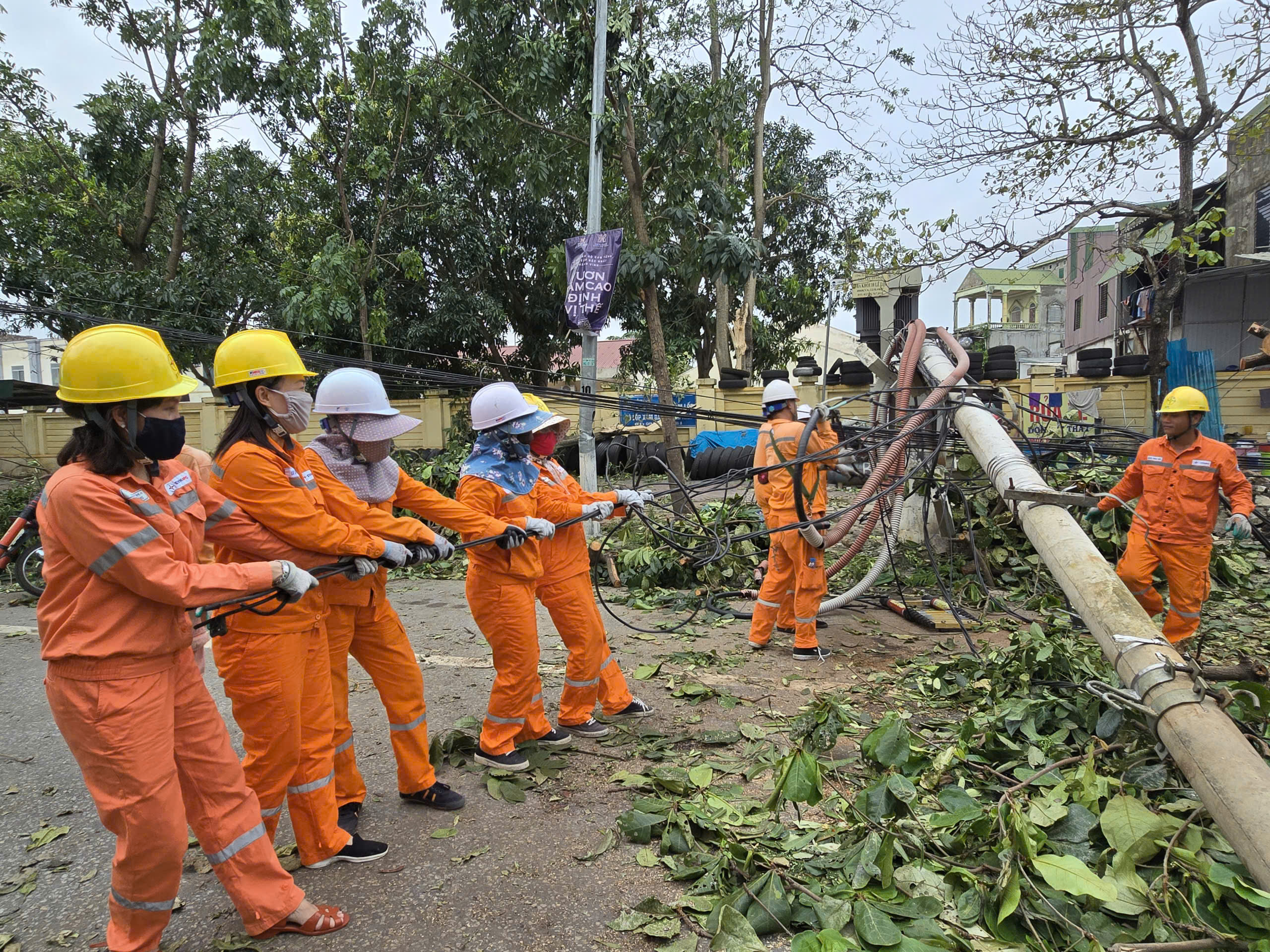 100% khách hàng bị ảnh hưởng bão số 5 được cấp điện trở lại ngày 29/8
