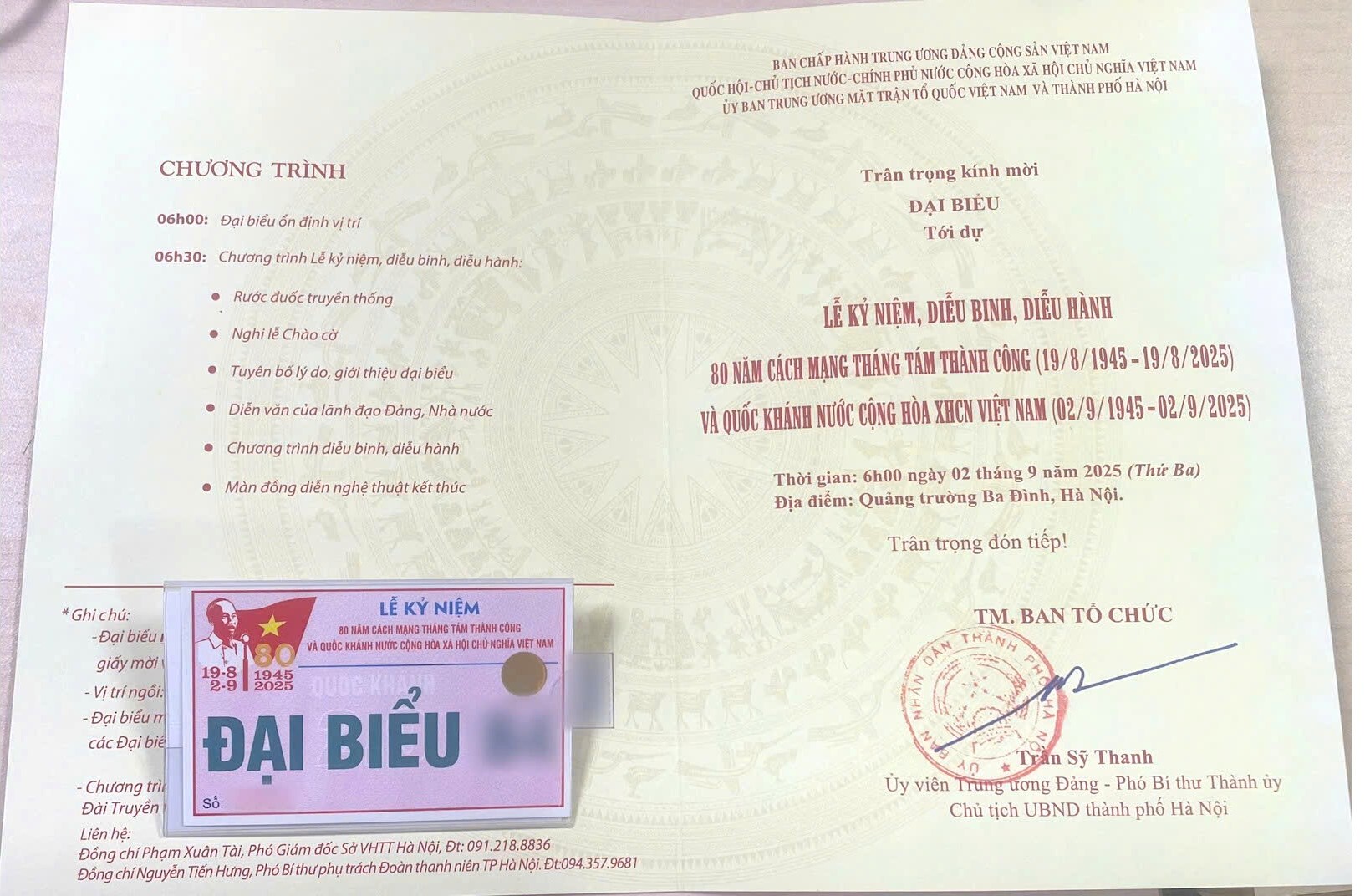 Vé đại biểu được Ban tổ chức gửi tới từng người, có mã QR để nhận diện thông tin, kèm thẻ Đại biểu.