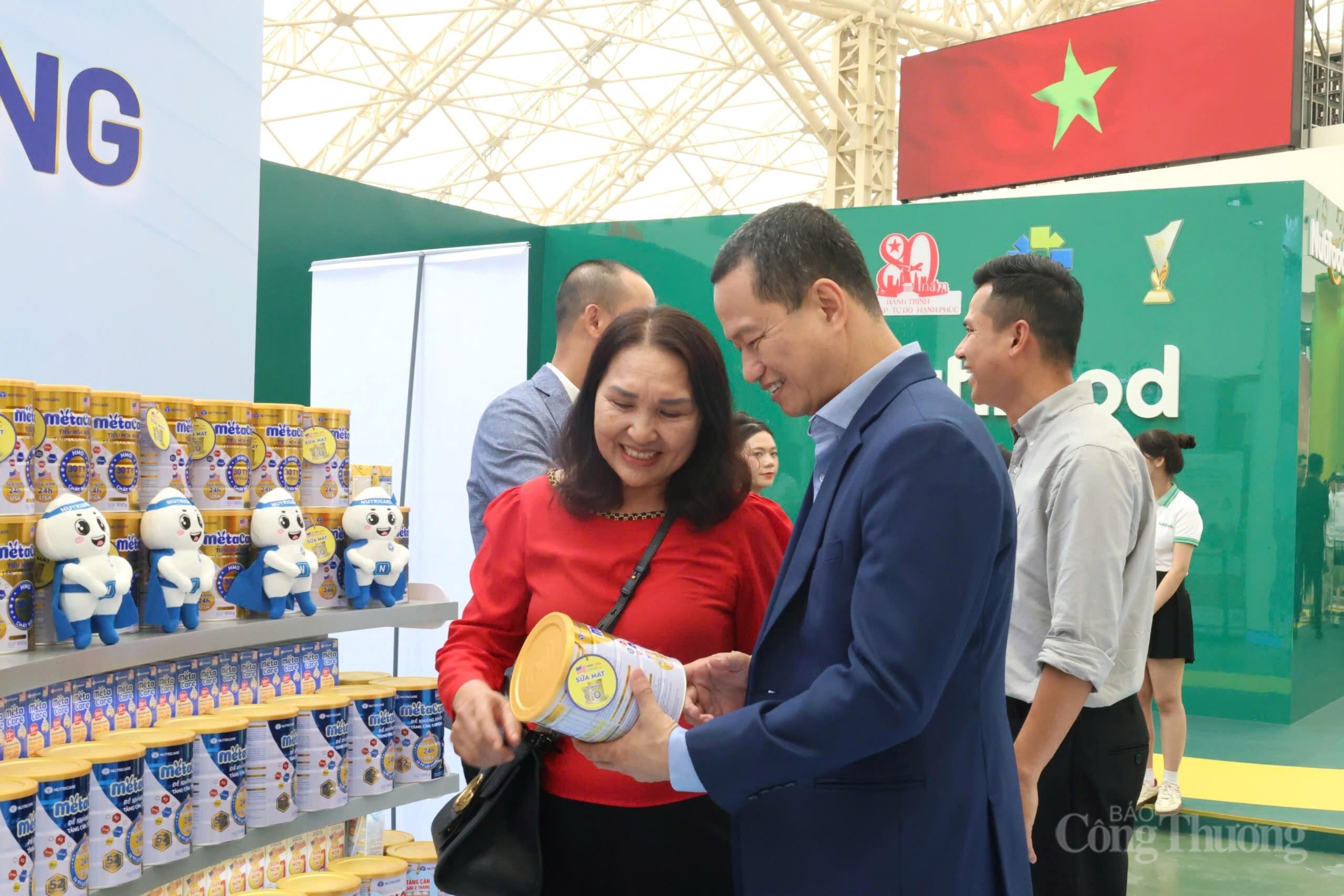 Ông Nguyễn Đức Minh – Tổng Giám đốc Công ty CP Dinh dưỡng Nutricare trực tiếp giới thiệu sản phẩm sữa với khách tham quan gian hàng