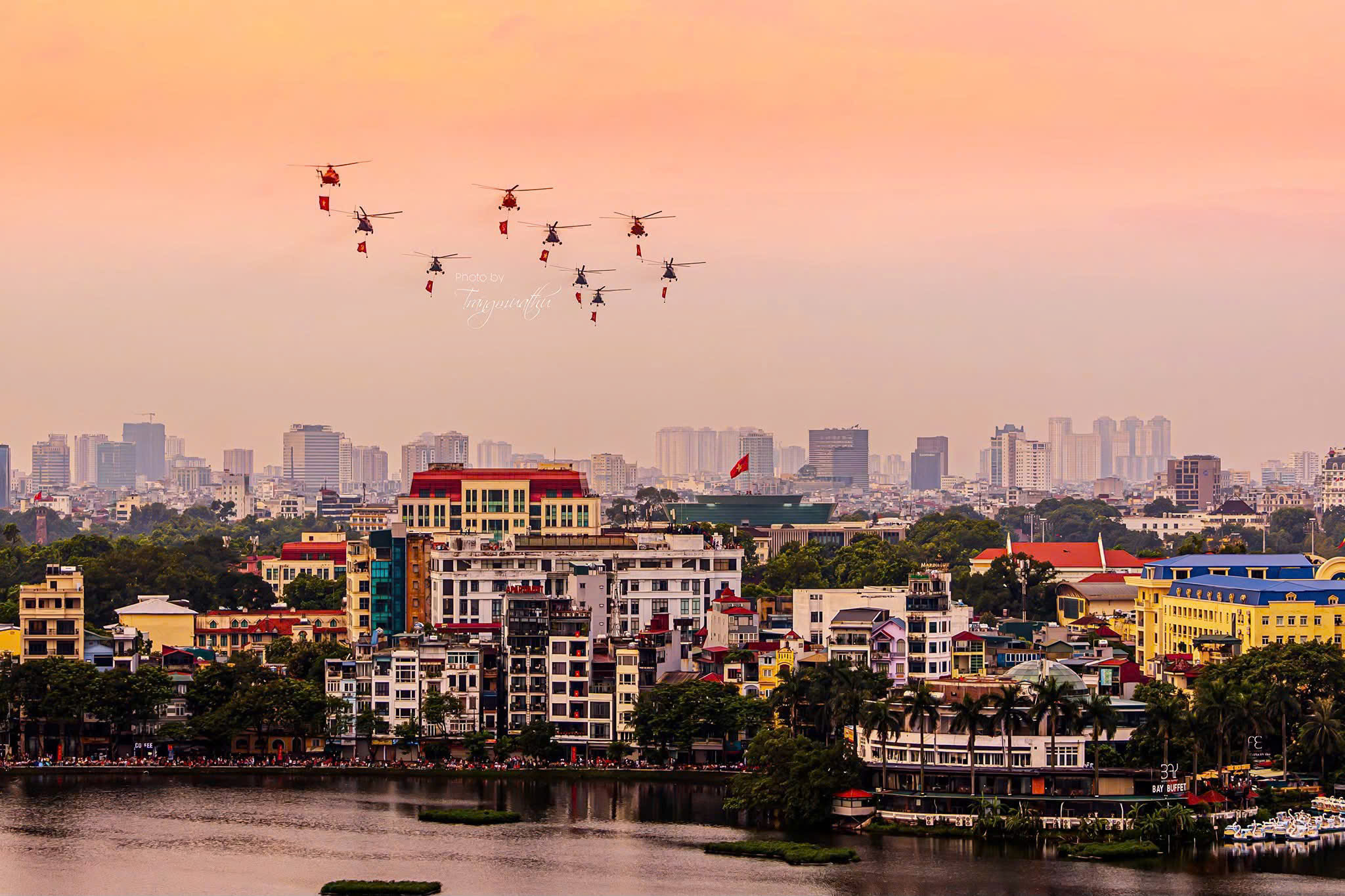 Khoảnh khắc hợp luyện hào hùng qua tay máy nữ trẻ Trăng Mùa Thu